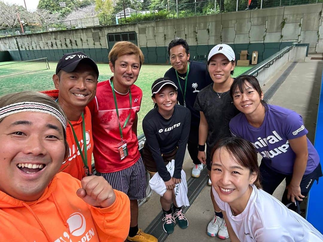 美濃越舞のインスタグラム：「浜松ウィメンズオープンに来ています😊✨ 毎日イベントやキッチンカーも出店していますので、是非皆さん遊びにきてくださいね🫶  #テニス #tennis #テニスウエア #网球 #테니스 #テニス女子 #テニスイベント #テニスコーデ#テニスクリニック #千葉県 #柏 #船橋 #wilson #ウイルソン #ウイルソンテニス #テニスコート #浜松 #浜松ウィメンズオープンテニス」