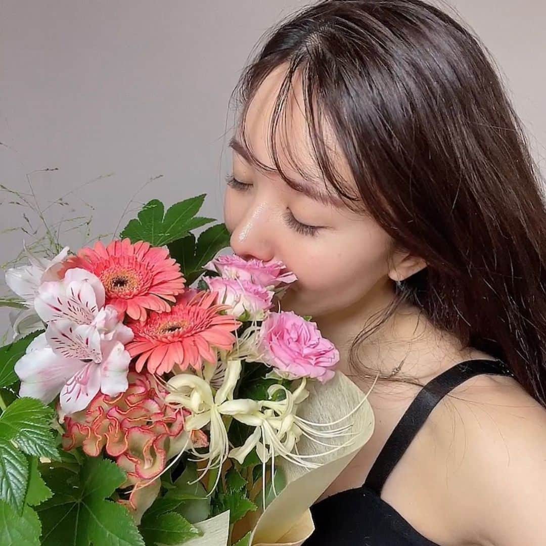 長江愛美さんのインスタグラム写真 - (長江愛美Instagram)「大好きなお花がたくさん💐  たくさんの愛をありがとうございました💐  大好きなものに囲まれて心が癒される😌  #感謝」10月9日 21時35分 - manamin.512