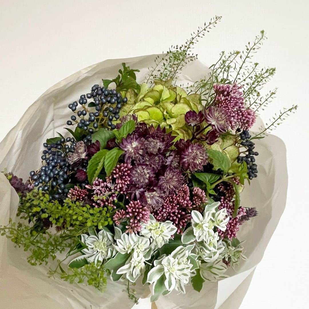 のインスタグラム：「大好きなお花がたくさん💐  たくさんの愛をありがとうございました💐  大好きなものに囲まれて心が癒される😌  #感謝」