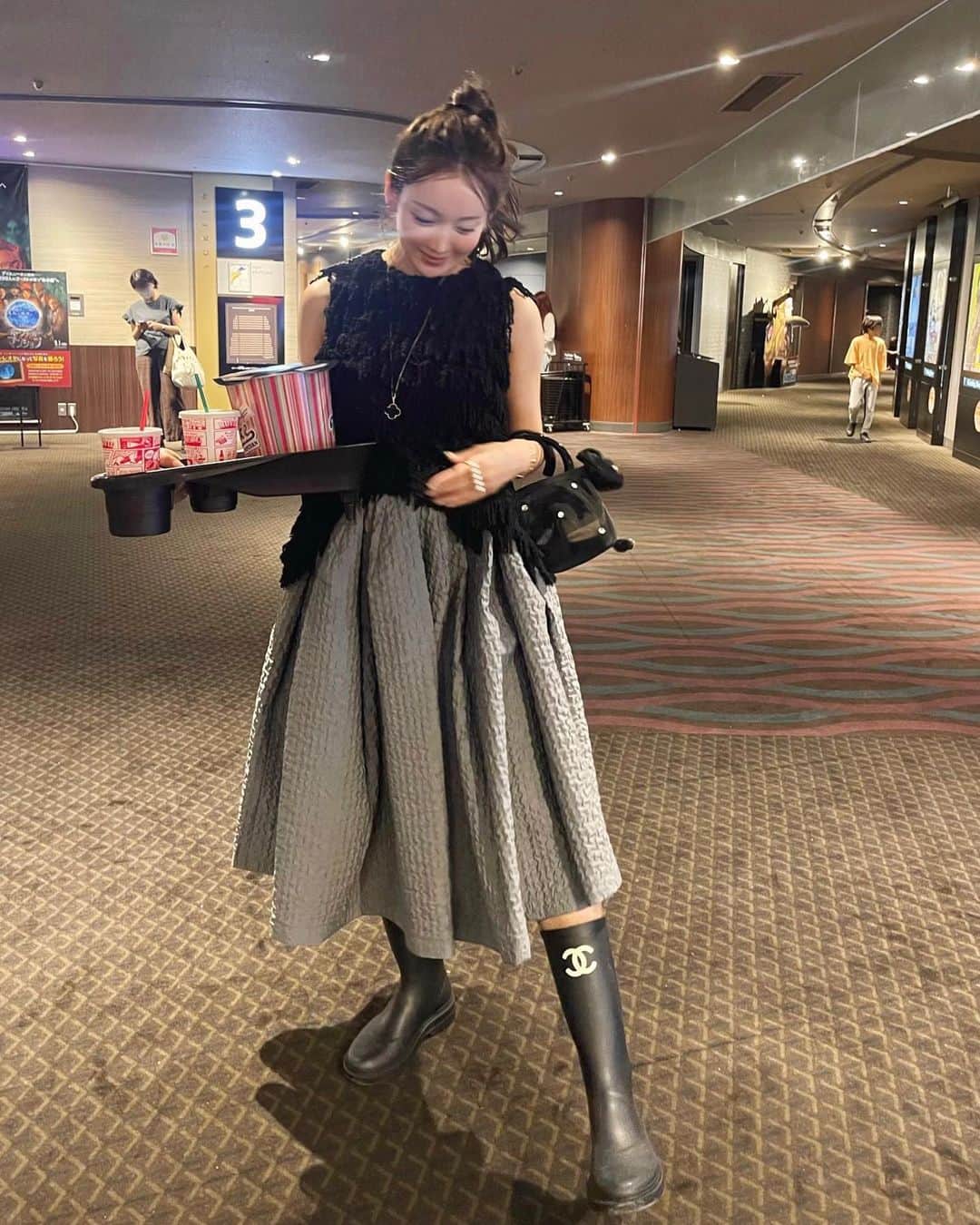 ___mikik___さんのインスタグラム写真 - (___mikik___Instagram)「🍿🥤🎞️ 過去pic. キングダム先生面白かったね~⚔️♡ @na.moon.m  続きが気になる。 ⠀ この日は小雨だったからレインブーツと大好きなスワンスカート合わせ🦢🩶 全色使えるね❕ ⠀ tops…#drawer skirt…#HYEON boots…#chanel bag…#ludlow」10月9日 21時36分 - ___mikik___