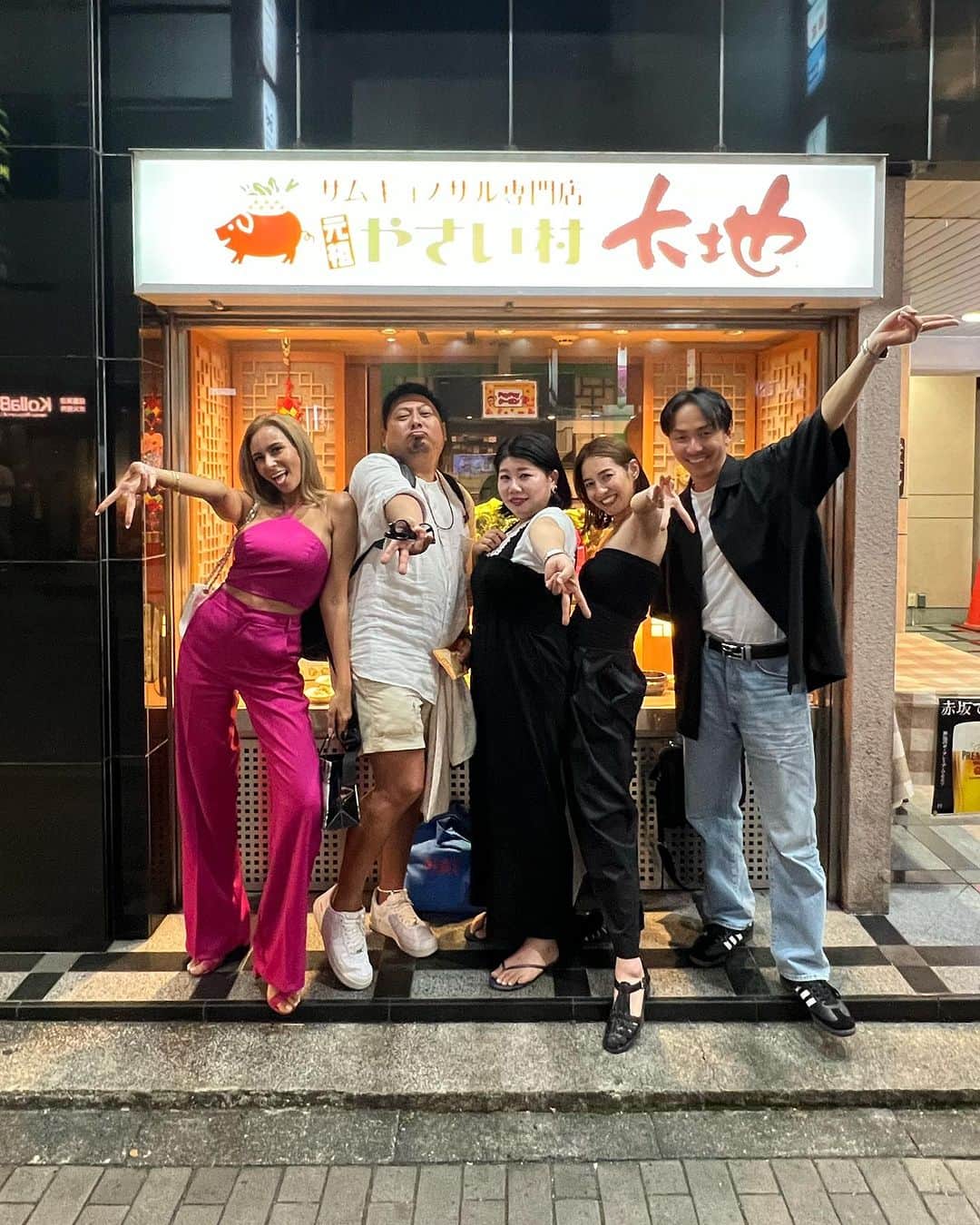 MALIAさんのインスタグラム写真 - (MALIAInstagram)「同級生✌🏽ってだけで 盛り上がれて仲良くなったみんな🫶🏽 カラオケの選曲もだいすきですっ♥️ ⁡ 10月生まれが2人もいるんだが…🎂 お祝いは年末ね🍻♥️🖤♥️♥️🖤 ⁡ #1982年生 #83年産まれ #戌年 #猪年 #間違い探し🔍 #🐷が随分細くなったなぁ」10月9日 21時36分 - maliarehman