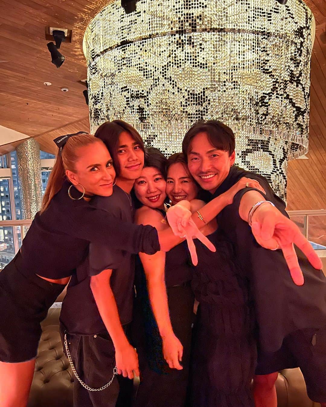 MALIAさんのインスタグラム写真 - (MALIAInstagram)「同級生✌🏽ってだけで 盛り上がれて仲良くなったみんな🫶🏽 カラオケの選曲もだいすきですっ♥️ ⁡ 10月生まれが2人もいるんだが…🎂 お祝いは年末ね🍻♥️🖤♥️♥️🖤 ⁡ #1982年生 #83年産まれ #戌年 #猪年 #間違い探し🔍 #🐷が随分細くなったなぁ」10月9日 21時36分 - maliarehman