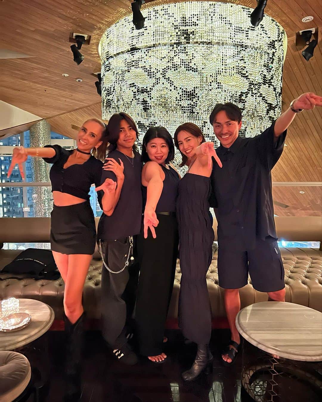 MALIAさんのインスタグラム写真 - (MALIAInstagram)「同級生✌🏽ってだけで 盛り上がれて仲良くなったみんな🫶🏽 カラオケの選曲もだいすきですっ♥️ ⁡ 10月生まれが2人もいるんだが…🎂 お祝いは年末ね🍻♥️🖤♥️♥️🖤 ⁡ #1982年生 #83年産まれ #戌年 #猪年 #間違い探し🔍 #🐷が随分細くなったなぁ」10月9日 21時36分 - maliarehman