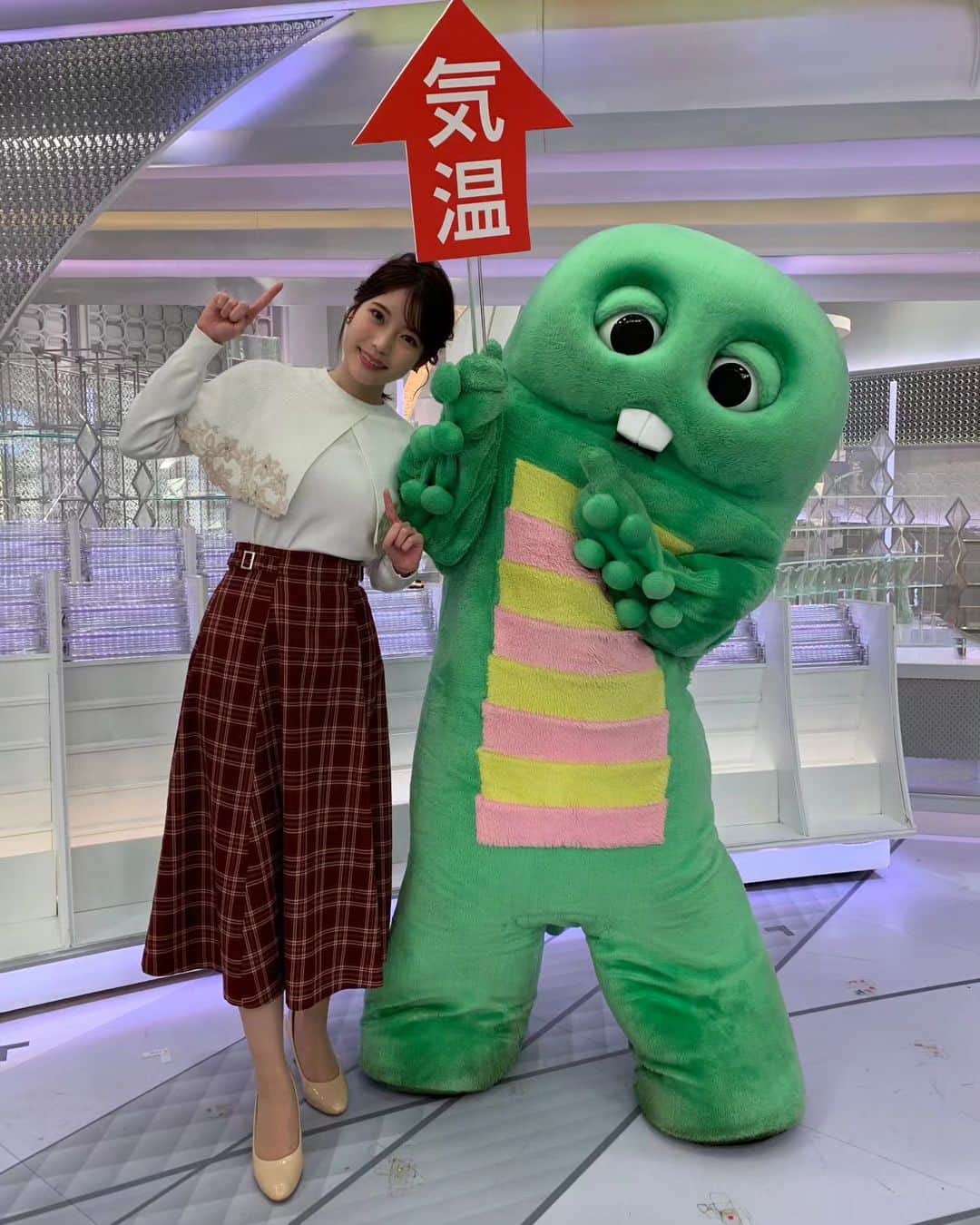 のインスタグラム：「関東あす「服装に注意!」  日中は日差しが戻り、気温が上がります🌡️ 午後は雨でヒンヤリするので、  朝の服装選びはご注意ください👕  #イット #ソラよみ #竹俣紅　@benitakemata_official #ガチャピン　@gachapin_official #天気 #お天気」