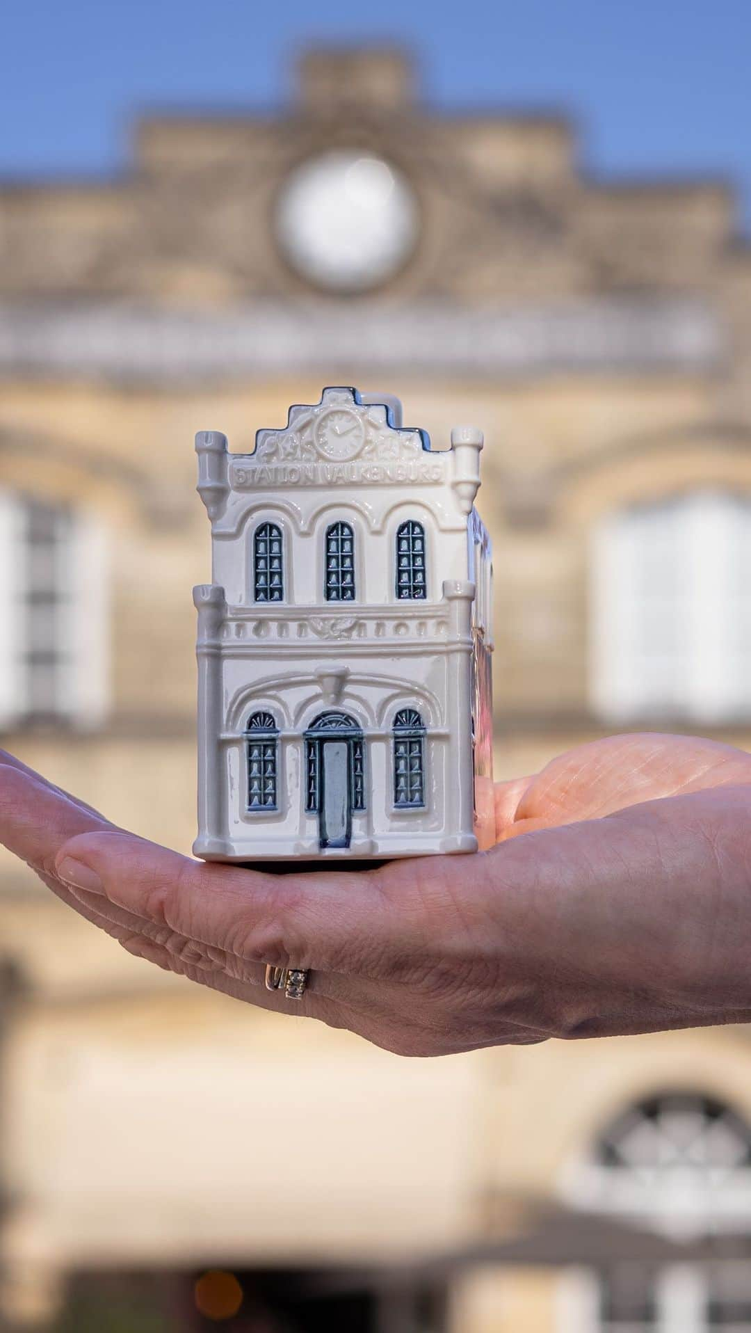 KLMオランダ航空のインスタグラム：「Dive into the history of our newest Delftware Miniature House No. 104: Valkenburg railway station! 🏡✨  #klm #royaldutchairlines #valkenburg #trainstation #house #klmhuisje」