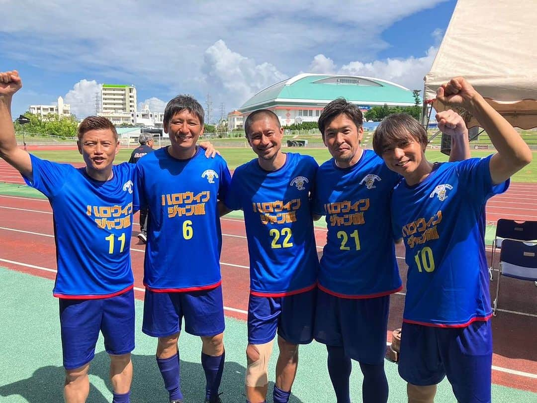 坪井慶介さんのインスタグラム写真 - (坪井慶介Instagram)「「宝くじドリームサッカーin沖縄」  沖縄暑かった〜🌞 そんな暑さに負けず、子供達は元気にサッカー教室、ミニゲーム！！ 沖縄市選抜との試合は､熱い戦いが繰り広げられました‼️  おじさん達頑張って走りました〜  #宝くじ  #宝くじドリームサッカー  #沖縄  #サッカー教室  #サッカーキョウシツボイ  #中田浩二 コーチ #鈴木啓太 コーチ #オトコツボイ コーチ #同い年 今回は #5人  #試合では しっかり #スライディング  #スライディングボイ  #オーバーラップ  #とにかく走ります  #ハシリツボイ  #ハシリボウズ  #全力中年」10月9日 21時39分 - keisuke_tsuboi0916