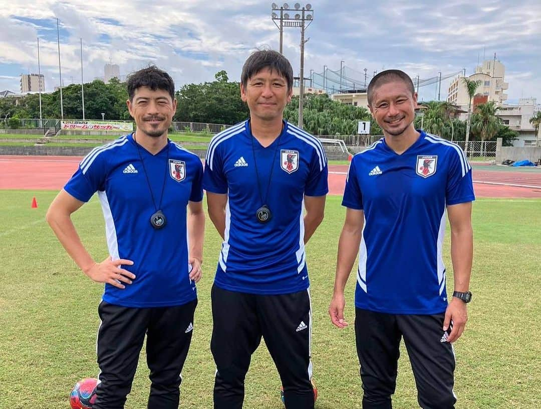 坪井慶介さんのインスタグラム写真 - (坪井慶介Instagram)「「宝くじドリームサッカーin沖縄」  沖縄暑かった〜🌞 そんな暑さに負けず、子供達は元気にサッカー教室、ミニゲーム！！ 沖縄市選抜との試合は､熱い戦いが繰り広げられました‼️  おじさん達頑張って走りました〜  #宝くじ  #宝くじドリームサッカー  #沖縄  #サッカー教室  #サッカーキョウシツボイ  #中田浩二 コーチ #鈴木啓太 コーチ #オトコツボイ コーチ #同い年 今回は #5人  #試合では しっかり #スライディング  #スライディングボイ  #オーバーラップ  #とにかく走ります  #ハシリツボイ  #ハシリボウズ  #全力中年」10月9日 21時39分 - keisuke_tsuboi0916