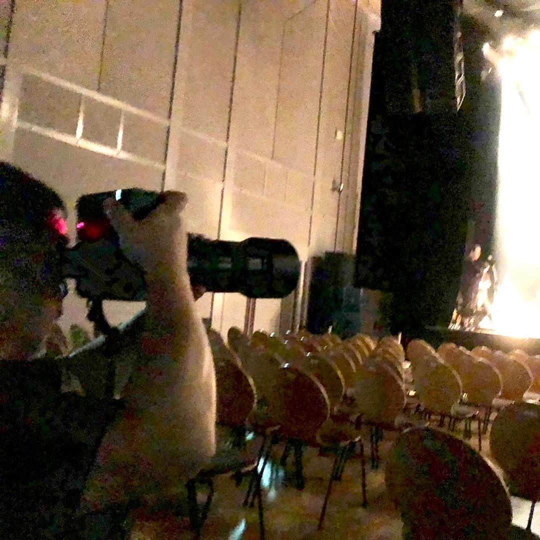 武井義明のインスタグラム：「毎回嬉しくて楽しいんです。リハーサルから本番のステージ、楽屋までウロウロと。撮ってる時はただひたすらに一所懸命なんだけど（カメラは２台で約５キロ。カメラのグリップを握る指はガチガチ、腕もパンパン、視力というか目から脳の写真センサーみたいなものがめっちゃキュッキュッと動いてる感じ、もちろん汗だく）、ふう、と息をつくと、すごく不思議なことだと思う。だって16歳の時からのファンなんだから、ムーンライダーズ。なんで今ここにいてこうして写真撮ってるんだろう？　って思う。そして撮り始めてかれこれ20年以上になります。（この2枚はマネジャーの野田さんが撮ってくれました。）ちなみに本日のショットは1367枚。RAWデータなので一枚ずつ調整しながらデジタル現像します。」