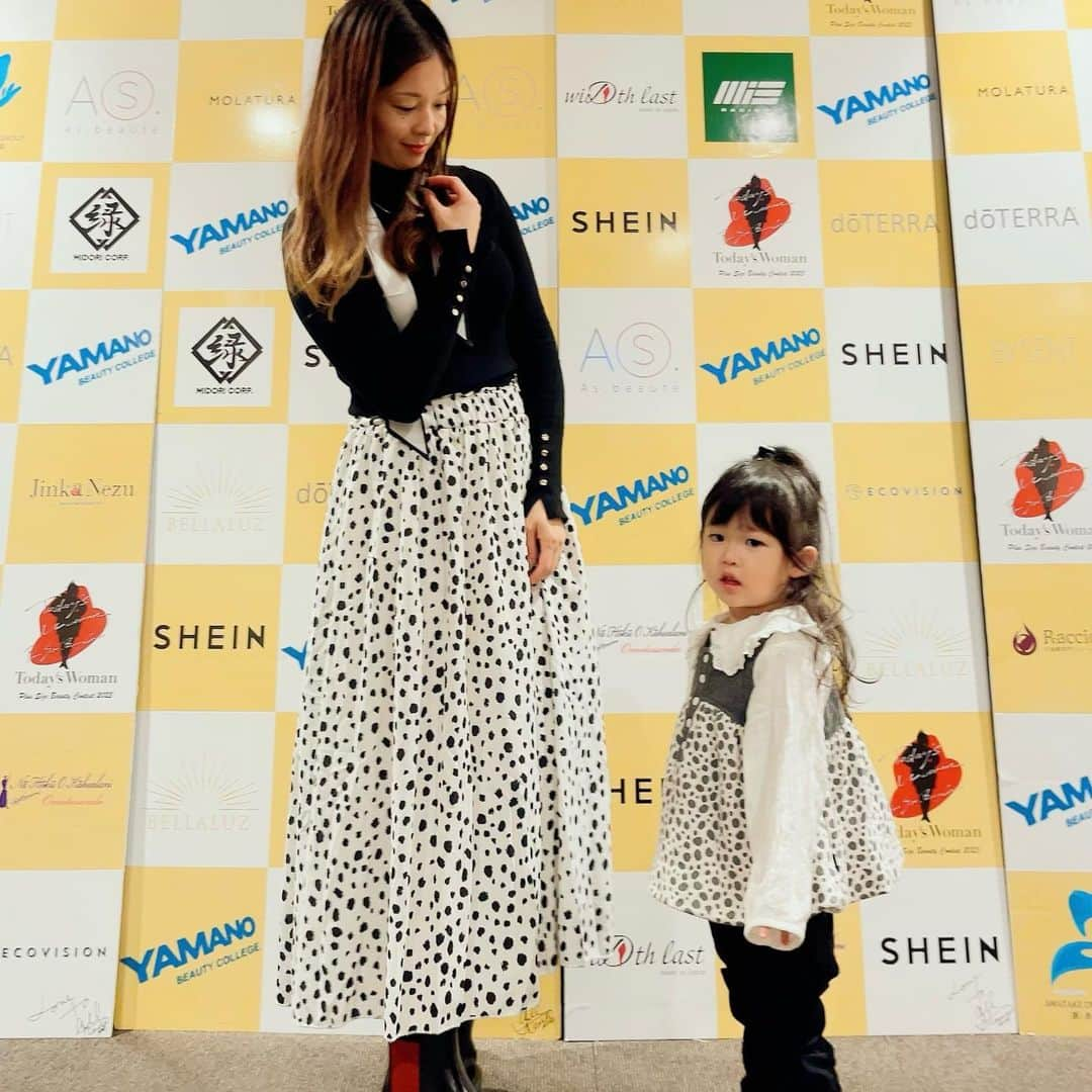 LINAさんのインスタグラム写真 - (LINAInstagram)「SHEINxToday‘s Woman🌹 親子でお世話になってる @shein_japan をつかったリンクコーデ🐩 ゲストも豪華で楽しかった♡クーポン載せてるからチェックしてね✅  👩158cm SHEIN VCAY ダルメシアンプリント ミディスカート ブラック＆ホワイト Mサイズ SKU: swskirt00200108123  👧83cm ベビー ミニマリスト レースアップフロント 用 アウトドア ブーツ SKU: sa2306211914392114 14cm  クーポンコード コード名：TW23 有効期限：2023年10月30日（日）まで 割引率：0〜 5,999円（税込）15%OFF、6,000円（税込）〜 20%OFF  #SHEIN #リンクコーデ  #SHEINforall #ダルメシアンコーデ  #親子コーディネート #todayswoman  #besheinモデル　#sheinクーポン」10月9日 21時40分 - rinatea0519