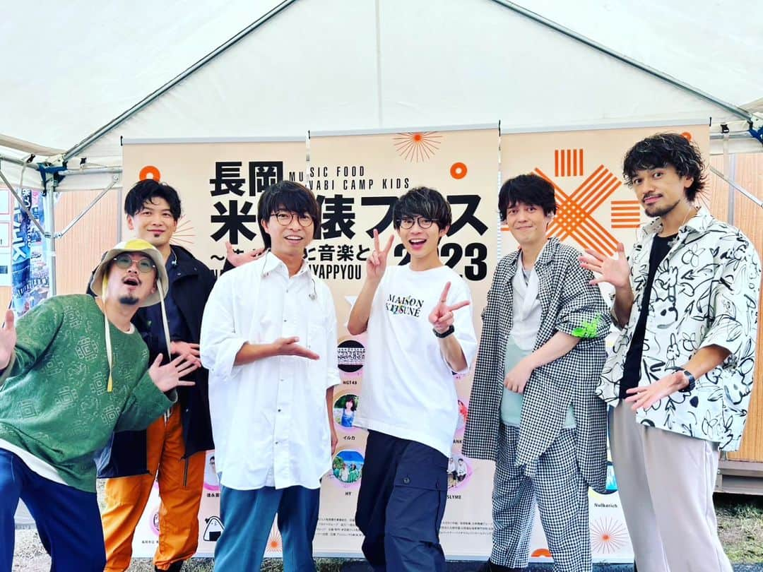 横山祐介さんのインスタグラム写真 - (横山祐介Instagram)「🎆2023.10.9📸 長岡米百俵フェス2023 今年もありがとうございましたー！  <setlist> M1.恋だろ M2.大丈夫 M3.別の人の彼女になったよ M4.まばたき w/川崎鷹也 M5.フレンズ M6.最上級  川崎鷹也くんとのスペシャルコラボは「まばたき」をお届けしました。  今年はいろんなフェスに出させてもらったけど、やっぱり「帰ってきたな〜」って感じが1番する東山ファミリーランド。  ライブはもちろんのこと 最後の花火までしっかり楽しませてもらいました。  写真① キューブ所属集合写真 写真④ HOPE TO THE FUTUREを聴き終えた直後のアレンジャーお二人の背中  #米フェス #wacci #gretschdrums  #meinlcymbals  #promarksticks  #evansdrumheads  #drums #drummer #drumlife  #drumuniversity #drumstagram」10月9日 21時40分 - yan_drums_wacci