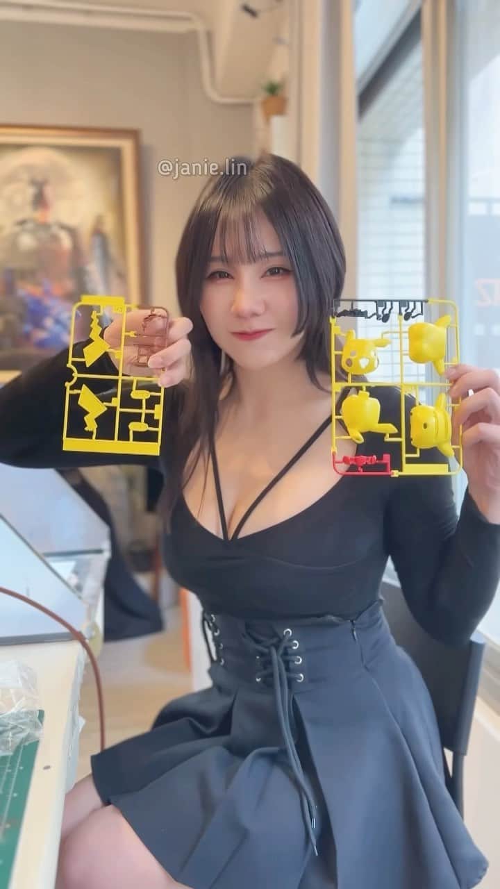 泥泥林のインスタグラム：「Airbrushing for the first time🫶 Rate my #pikachu ♡ 噴槍初體驗(,, -᷅ ̫̈-᷄ ,,)✨ 給我的粉紫皮卡丘打幾分？♡♡♡  噴塗課超好玩的！感謝 @sparmaxtw 的邀邀❣️ 老師教得很淺顯易懂，第一次噴就上手ヾ(*´∇`)ﾉ 每個月都有開課喔！ 很適合揪朋友一起去體驗看看😆 還可以帶回一支超可愛的異色 #寶可夢 (,, -᷅ ̫̈-᷄ ,,)✌︎」