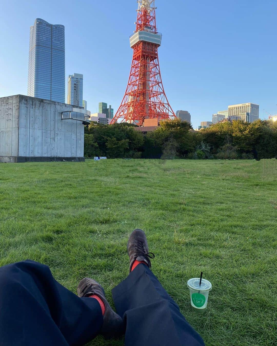 高崎凌さんのインスタグラム写真 - (高崎凌Instagram)「最近一気に涼しくなったね  いい天気だとすぐピクニックしちゃう🥪 靴下が東京タワーカラーだった🗼  #tokyotower」10月9日 21時50分 - ryo__takasaki