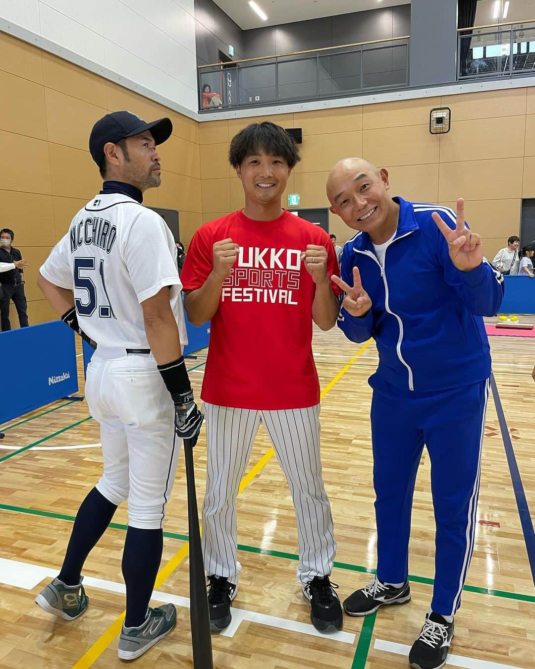 信樂晃史さんのインスタグラム写真 - (信樂晃史Instagram)「#福幸スポーツフェス  in菊陽総合体育館  今回も沢山の方にご来場頂きました！！ 前回よりも新たなコンテンツが増え大いに楽しめたのではないでしょうか😊 ✨  #TAIMAN!! は雨のため実施出来ず、代わりにストラックアウトで勝負を行いました！ #サブロクそうすけ さんに実況して頂き#ニッチロー　さんがバッター役ときて会場を沸かせてくれました！ 芸人さんの凄さを改めて実感しましたね😭😭  2日目は暑いくらいの晴天に恵まれ沢山のお客様が来て頂きました👏👏 思う存分体を動かして沢山美味しいご飯も食べて、充実してる子供達の顔を沢山見る事ができました✨✨  恒例の#G.G佐藤 さんのトークショーや、アーティストさんのライブ、#スガッシュ　さんの準備体操などなど素晴らしいイベントになりました！  プライベートで#スザンヌ　さんもお越し頂きしれっと写真撮って頂きました😊✨  次は舞台は○○！！  どこの県にいくかお楽しみに！！  #スポーツフェス #菊陽町 #超体験型 #パルクール #トランポリン #ラグビー #バスケ #サッカー #eスポーツ #NFT #TAIMAN!! #ハイブリッドストライクアウト」10月9日 21時50分 - a.888.s