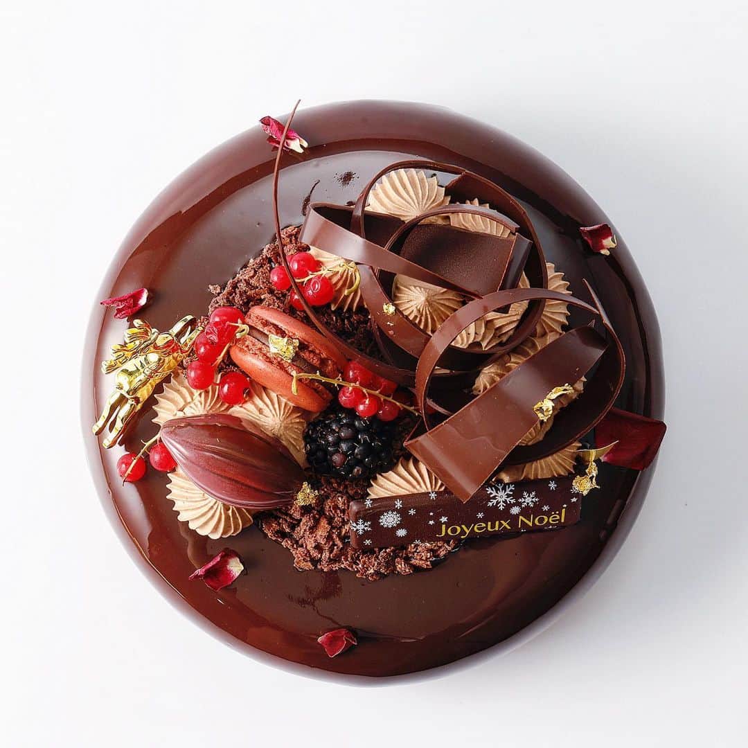 eguchikazuakiさんのインスタグラム写真 - (eguchikazuakiInstagram)「<世界初のクリスマスケーキ×エリザベス>  私はデリーモのシェフであり オーブンニューヨークのシェフ そして東インド会社のシェフでもある それはお菓子を作る上で大した問題ではない  それぞれのブランドの良さを活かして、私らしいクリスマスケーキを創る、今年のクリスマスケーキは6種類  その一つに登場する新しいケーキ 私の新しいシグネチャーフレーバーは東インド会社との出会いによって生まれました、唯一無二です  <エリザベス> その味わいのストーリーは想像を超えるユニークな味わいです、ベリーの様な酸味と苦味、そして紅茶を思わせる香り  遂に世界で初めてその味わいはクリスマスケーキとなって登場致します  パフェやミルフィーユ、ボンボンショコラ、焼き菓子など お菓子の領域を超えファッションに至るまでこれから発表される展開を楽しみにしていてください そして東インド会社のシェフとして創り上げた紅茶はもうすぐ飲める日が来る、それは11/24日オープンの麻布台ヒルズです👋🏻  #theeastindiacompany #eastindiacompany #noel #xmascake #xmasdecor #chocolatecake #chocolategift #delimmo #ovenewyork #signature #specialcake #history #pastrychef」10月9日 21時50分 - eguchikazuaki