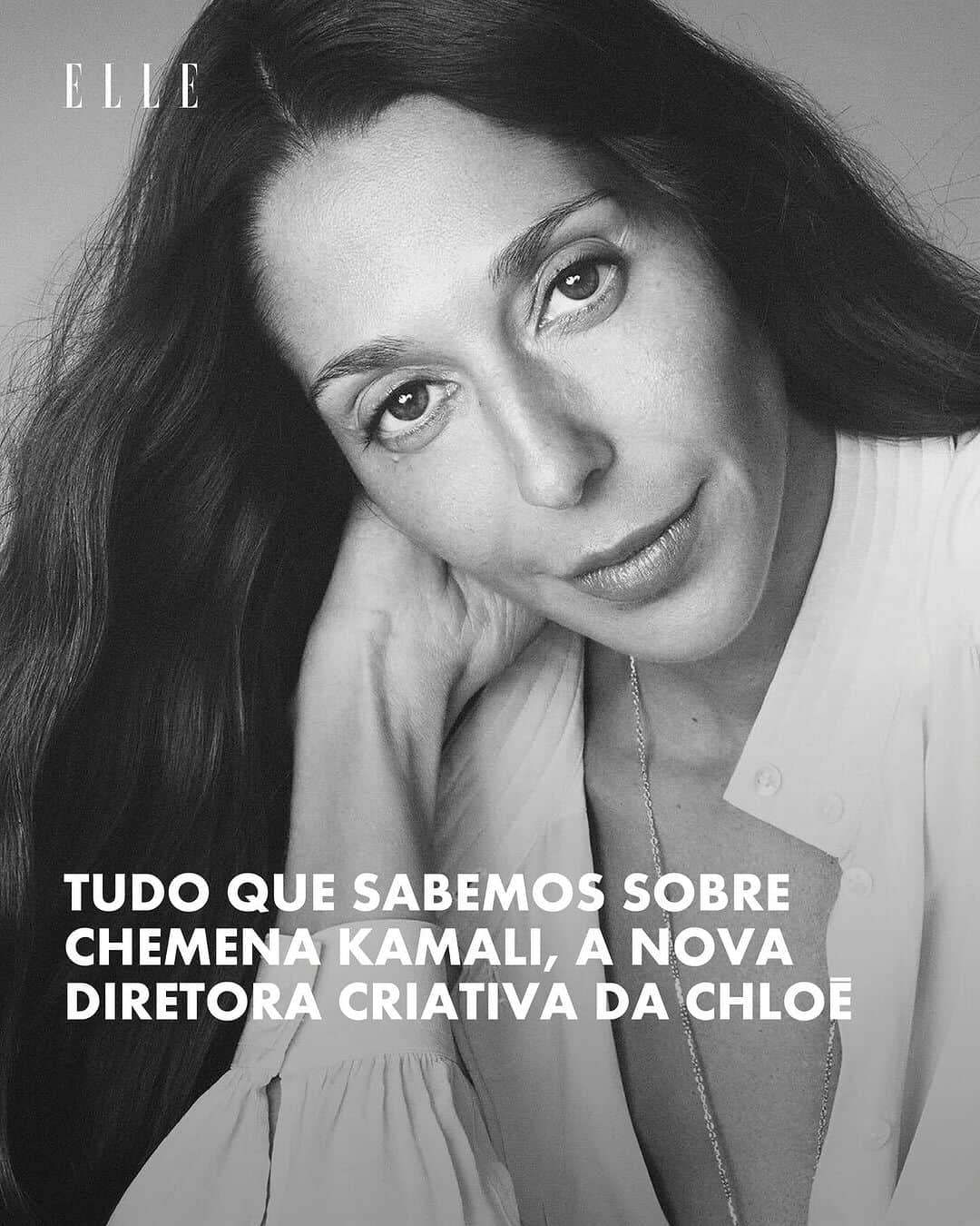 ELLE Brasilのインスタグラム：「Cerca de duas semanas depois do último desfile da @chloe assinado por @gabrielahearst, a marca francesa acaba de anunciar a sua nova diretora de criação. Trata-se de @chemena.   Nascida na Alemanha, a designer se formou na Central Saint Martins e iniciou sua carreira na Chloé como parte da equipe de @phoebephilo. Anos depois, voltou a etiqueta em 2013 como diretora de design de @clarewaightkeller. Após três anos, foi para a @ysl, onde ocupou o mesmo cargo ao lado de @anthonyvaccarello. Seu currículo ainda inclui passagens pela @albertaferretti e @strenesse.  “Meu coração sempre foi da Chloé. Voltar parece natural e muito pessoal. Estou extremamente honrada por assumir esta função”, afirmou Chemena, em nota. Riccardo Bellini, CEO da maison, disse que “o extraordinário talento criativo, a vasta experiência e a conexão única com o legado da marca fazem dela a melhor escolha”.  Chemena Kamali é, agora, mais um nome na lista de estilistas que ocupavam cargos secundários e foram promovidos. Nos últimos anos, os conglomerados parecem preferir caçar talentos, em vez de recrutar designers já conhecidos pelo público. É o caso de @matthieu_blazy na Bottega Veneta, @sabatods na @gucci e @virginieviard na @chanelofficial.  Ao longo da história da Chloé, já passaram Karl Lagerfeld, Phoebe Philo, Clare Waight Keller, Martins Sitbon, Stella McCartney, Paulo Melim Andersson, Hannah MacGibbon e Natacha Ramsay-Levi pelo cargo de direção criativa. É válido pontuar que a maioria dos nomes são femininos, mantendo intacto o legado da casa fundada por Gaby Aghion, uma designer nascida no Egito que trouxe uma visão de estilo fácil, otimista e livre para as mulheres francesas.」