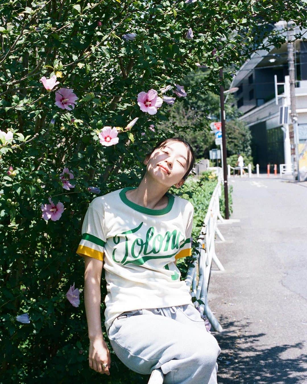 石田真澄のインスタグラム：「【POPEYE web】 「Girls in the City “supplement”」  鳴海唯さん。  styling_Takanohvskaya hair&make-up_Yuka Toyama  (POPEYE 9月号のアザーをWEBで公開中) #popeye_girlsinthecity」