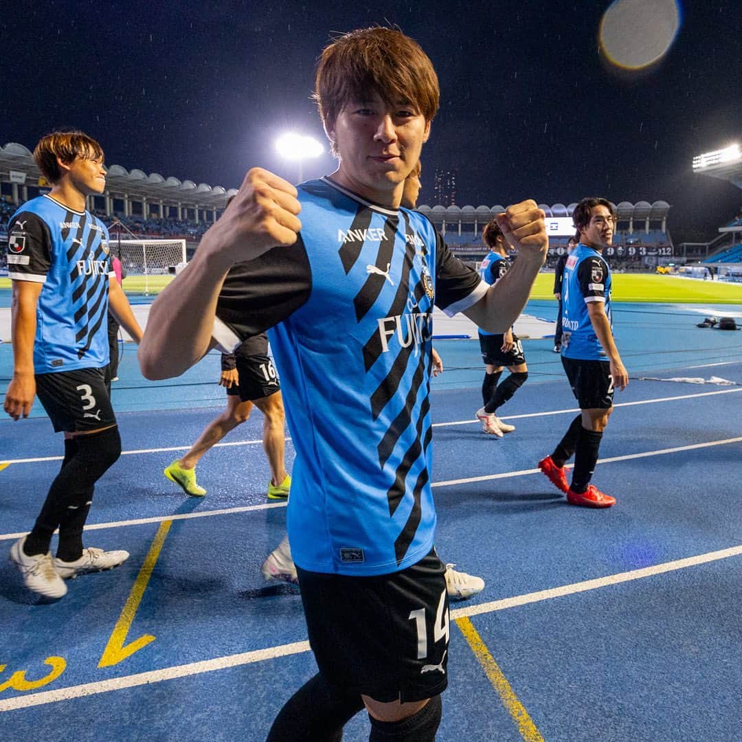 カブレラのインスタグラム：「☀︎ 昨日の #天皇杯 準決勝でも、圧巻のプレーで存在感を放っていたヤストくん🫰✨  1点目に繋がったコーナーキックではヤマくんへ、3点目もコーナーキックでダミアンくんへ、それぞれ「ドンピシャ」のボールで2アシストを見事記録👏その記録はもちろんなんだけど、試合中随所に光ったパスの精度、ボールタッチの技術がもう本当に毎度のことながら素晴らしかったよねっ(o˘◡˘o)🩵  「成長を止めない」っていうのは、本当にヤストくん自身が体現してくれているっ。ぼくたちの仲間になってくれたあの日から、1日1日を大切に積み重ねているからこそ今のヤストくんがいて。そんなヤストくんのプレーが目の前で観られて、いつもワクワクできること、とってもハッピーなことだよねっ🌈  ぼくたち自慢の背番号「14」が、12/9天皇杯決勝の舞台で躍動する姿を想像せずにはいられないっっっ🔥#byカブレラ ☀︎ #脇坂泰斗 #オーヤストーワキーザカー 📣 #成長は止まらない🔥 #ちなみにヤストくんのLINEスタンプが今日から発売開始になったよ📱 #ストーリーズにリンクを貼っておいたよ🙆 #クラブ公式のお知らせからも確認できるよ🫰 #続々と購入報告が届いてるよ🐬 #みんな買ってねっ🫶 #川崎フロンターレ #frontale #天皇杯」