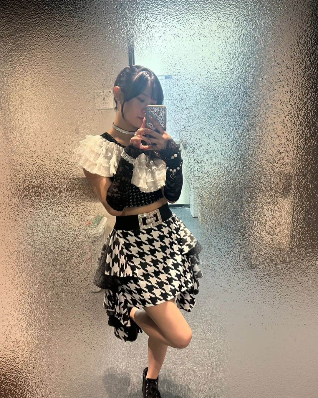 Juice=Juiceさんのインスタグラム写真 - (Juice=JuiceInstagram)「🌸🌸🌸  3、4枚目の ポーズはなにこれ！？笑笑  #juicejuice #石山咲良 #遠藤彩加里」10月9日 21時43分 - juice_juice_official