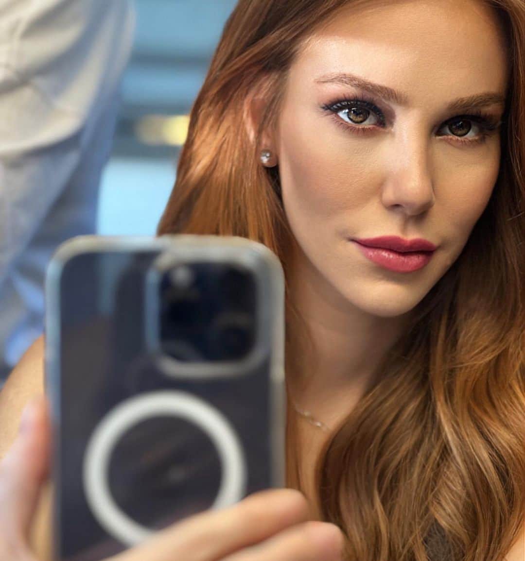 Elcin Sanguのインスタグラム：「Peri’ye veda ediyorum… beni ne kadar yorduğunu hem de ne kadar sevdiğimi söyleyerek…Umarım hiç kimse onun kadar yalnız kalmaz bu hayatta…」
