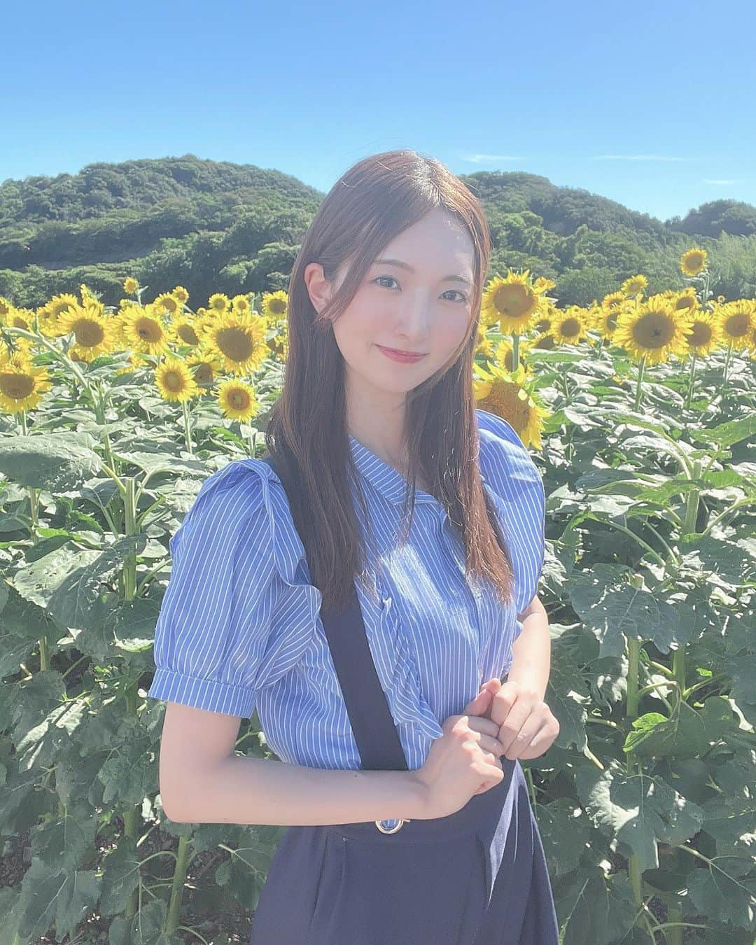 藤本冬香のインスタグラム：「ゼロポジ最終回の時の🌻  もう寒いです🍂  暖かいのが大好きなので、 夏がもうきて欲しいです。  🌻🌻🌻🌻  #ゼロポジ  #最終回 #夏 #ひまわり  #残暑 #秋 #観光農園花ひろば」