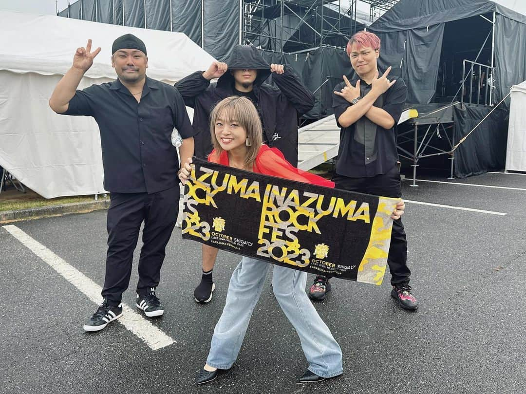 若井友希さんのインスタグラム写真 - (若井友希Instagram)「イナズマロックフェス2023 まーーじーーで！！超楽しかった！！痺れたわ！⚡️ ⁡ ⁡ 野外フェスで1人で歌うの初めてだったのよ。 しかもイナズマというどデカいフェス。 ⁡ 私の事知らない人がほぼだから どのくらい足を止めてくれるパフォーマンスできるかが勝負だった。 ⁡ たとえお客さんが数人しかいなくても 来てくれてる人に向けて精一杯届けようって思ってた。！ ⁡ とにかく！楽しむ姿勢が一番だなと！！！ ⁡ でもリハやったらね、もうなんか楽しくて楽しくて！笑 ⁡ フェス楽しー！！が溢れたまま本番突っ走って どんどん見てくれる人が増えてって ほんとにめちゃくちゃたくさんの方が観てくださいました😭 嬉しかった…！！ありがとう！ありがとう！！！！ ⁡ 初めて聞くはずなのにクラップしてくれたりジャンプしてくれたり あったかかったなあ、嬉しかったなあー！！！！  ファンの皆様、めっちゃでかい声援ありがとうね！！！すごくパワー貰ったよ！！！ありがとう！！！！ ⁡ そして友希バンドがいてくれて本当に心強かった！！！ 大丈夫だよ！楽しもうぜ！って彼らもパフォーマンスで伝えてくれる自慢のメンバー！！！ ツアーもこのまま一緒に盛り上げようねよろしくね！！！ ⁡ ⁡ からの、地元の同級生のNovelbrightの圭吾氏に 高校ぶりに会えまして！ お互い音楽続けててイナズマで会えるのはなかなかエモいなと！！ こんなこともあるもんだなーとなんだか嬉しかったのでした！！！ ⁡ ⁡ いよいよ10/21から友希ツアーも始まりますので！！ さらに気持ち高めていくんで！ みんな遊びに来てね！！よろしくね！！イナズマ最高でした！！！！！  #イナズマロックフェス #irf23  #友希 #シンガーソングライター  #フェス #野外フェス」10月9日 21時47分 - yuki_wakai