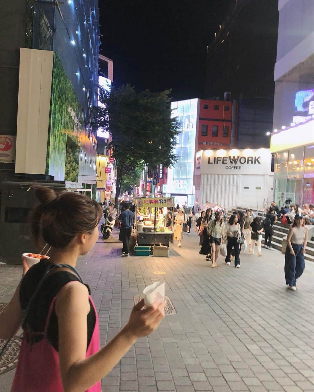 染矢すみれさんのインスタグラム写真 - (染矢すみれInstagram)「【子連れ韓国🇰🇷✈️】  情報が少なくて不安だったけど 意外と楽しめた子連れ韓国旅行🇰🇷 (8月のことですが…🌻)  みなさん子どもにとても優しくて 娘に話しかけてくれるのはもちろん エレベーターとか屋台で3回も！！！ 突然ジュースをもらってびっくり😳🥤  これまで1人旅、友人や夫と一緒に 10回ほど訪れた韓国ですが 子連れだとまた違った旅になって新鮮でした🌏  激辛好きを抑えたお店選びになったけど 子連れでもいけた美味しいごはん屋さんです👇  殴り撮りですが📷🙏  【明洞エリア】 ✔️ユガネ　②枚目  (辛いタッカルビと味噌炒めのハーフ有り)  ✔️黄金牧場  ③ (正直…サムギョプサルはどこでも安くて美味しい🤫)  ✔️ピョンアリキムパッ　④  (朝食に◎ひよこのキンパ屋さん🐣)  【東大門エリア】 ✔️チンハルメタッカンマリ　⑤  (時間ずらして行くべし)  ✔️キョチョンチキン　⑥  (フライドチキンはここが1番好き)  【南大門エリア】 ✔️巨済食堂  ⑦⑧ (カルグクス横丁のIKKOさんが目印)  かなりの頻度でカフェ休憩挟んだけど EDIYA COFFEEが1番行った☕️ ⑨  屋台は結構いけた🫶　⑩  参考になれば☺️  #子連れ旅行 #子連れ韓国 #子連れ韓国旅行 #ユガネ #黄金牧場 #明洞キンパ #チンハルメタッカンマリ #タッカンマリ横丁 #キョチョンチキン #カルグクス横丁#巨済食堂 #ediyacoffee」10月9日 21時48分 - someya_sumire