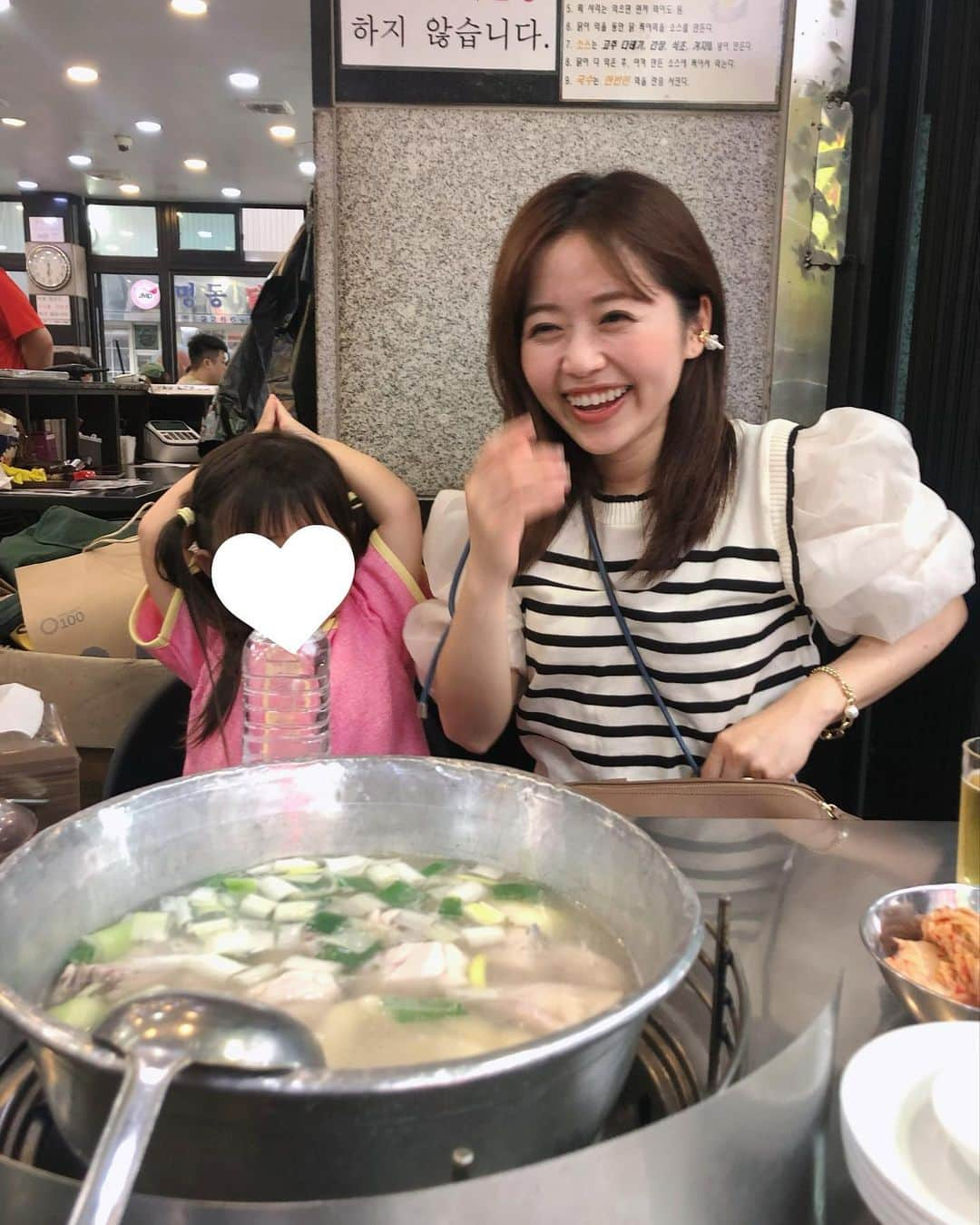 染矢すみれさんのインスタグラム写真 - (染矢すみれInstagram)「【子連れ韓国🇰🇷✈️】  情報が少なくて不安だったけど 意外と楽しめた子連れ韓国旅行🇰🇷 (8月のことですが…🌻)  みなさん子どもにとても優しくて 娘に話しかけてくれるのはもちろん エレベーターとか屋台で3回も！！！ 突然ジュースをもらってびっくり😳🥤  これまで1人旅、友人や夫と一緒に 10回ほど訪れた韓国ですが 子連れだとまた違った旅になって新鮮でした🌏  激辛好きを抑えたお店選びになったけど 子連れでもいけた美味しいごはん屋さんです👇  殴り撮りですが📷🙏  【明洞エリア】 ✔️ユガネ　②枚目  (辛いタッカルビと味噌炒めのハーフ有り)  ✔️黄金牧場  ③ (正直…サムギョプサルはどこでも安くて美味しい🤫)  ✔️ピョンアリキムパッ　④  (朝食に◎ひよこのキンパ屋さん🐣)  【東大門エリア】 ✔️チンハルメタッカンマリ　⑤  (時間ずらして行くべし)  ✔️キョチョンチキン　⑥  (フライドチキンはここが1番好き)  【南大門エリア】 ✔️巨済食堂  ⑦⑧ (カルグクス横丁のIKKOさんが目印)  かなりの頻度でカフェ休憩挟んだけど EDIYA COFFEEが1番行った☕️ ⑨  屋台は結構いけた🫶　⑩  参考になれば☺️  #子連れ旅行 #子連れ韓国 #子連れ韓国旅行 #ユガネ #黄金牧場 #明洞キンパ #チンハルメタッカンマリ #タッカンマリ横丁 #キョチョンチキン #カルグクス横丁#巨済食堂 #ediyacoffee」10月9日 21時48分 - someya_sumire