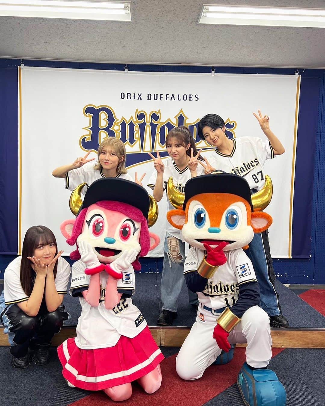 愛来のインスタグラム：「☁︎  オリックス・バファローズvs福岡ソフトバンクホークス 特別始球式ありがとうございました！  緊張しましたが選手の皆さんや会場にいた皆さんが とても温かく迎えてくださってすごく楽しかったです！  何とか届いてよかった、、！笑 応援してくれてたみんなも本当にありがとう😌  こんなに素敵な経験をさせて頂けた事に感謝です。  そしてオリックス・バファローズの皆さんおめでとうございます！！ 試合とってもかっこよかったです！ 今日で野球がもっともっと好きになりました！  またご一緒できますように、、！   #オリックスバファローズ  さん #ブル  #ベル  #始球式 #野球 #AMEFURASSHI #愛来」