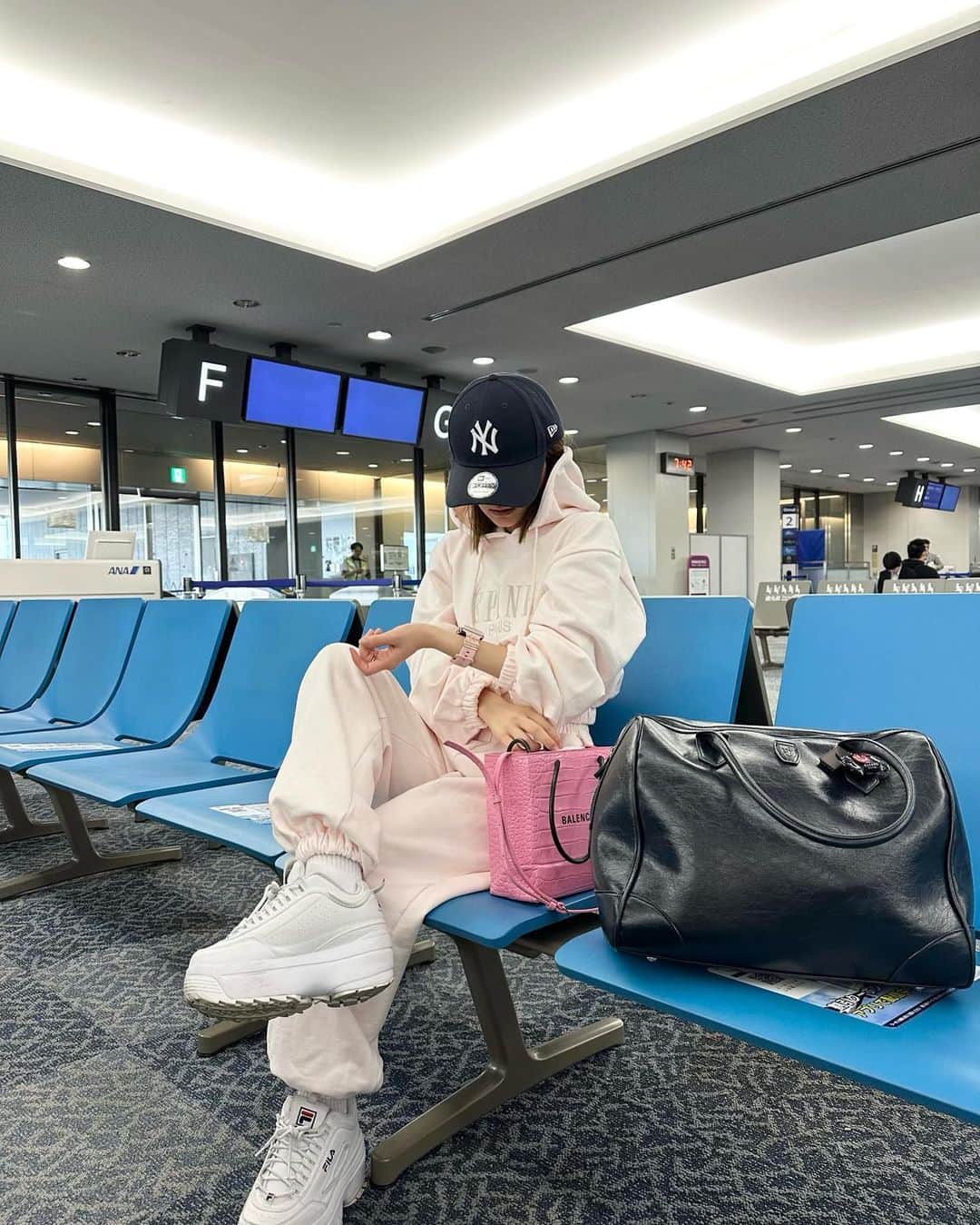 石綿日向子さんのインスタグラム写真 - (石綿日向子Instagram)「✈️👶🏻 福岡公演楽しかった^_^  最近お気に入りの ボストンバック可愛い〜🧳 #空港コーデ」10月9日 21時48分 - hinako_ishiwata