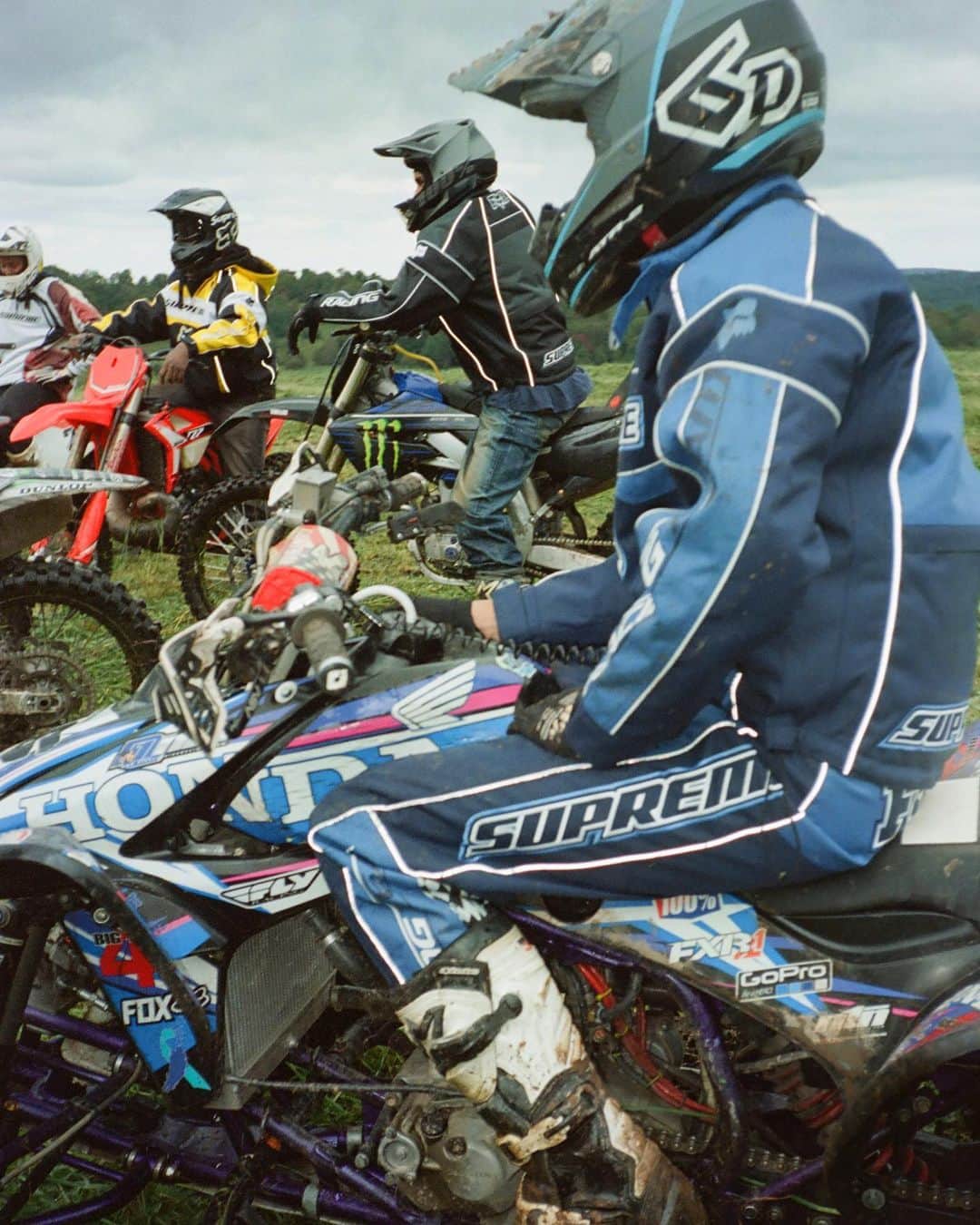 シュプリームのインスタグラム：「Supreme®/Fox Racing®. 10/12/2023  Supreme has worked with Fox Racing® on a new collection for Fall 2023. The collection consists of a Jacket, Jersey, Pant, 6-Panel, Balaclava and Goggles.  Available October 12th.   Available in Japan and Seoul October 14th.」