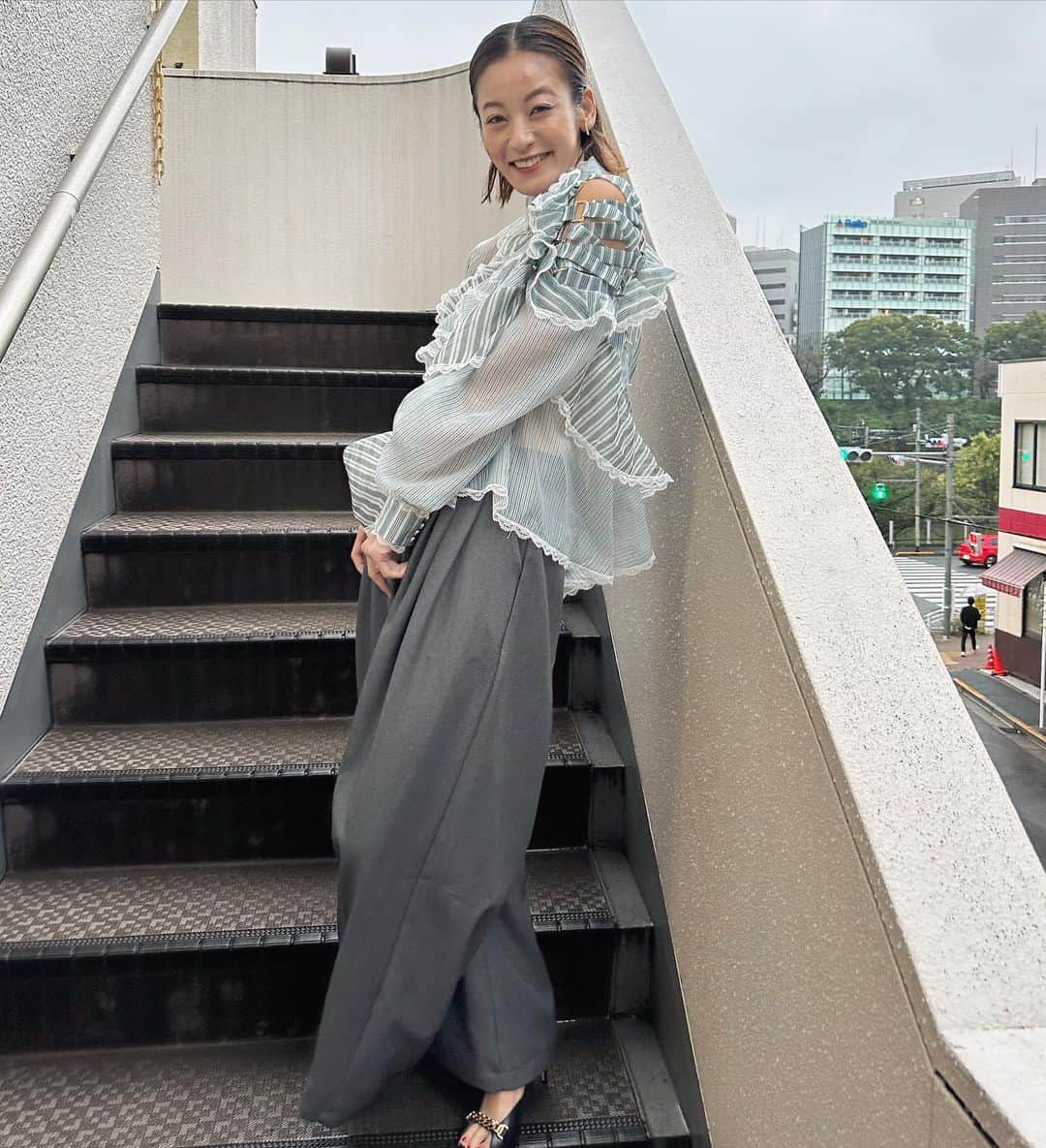 のインスタグラム：「昨夜スライサーで削げキングしたので、 小指デカめで失礼します。  楽しいキッチン収録に、 やらかしキッチン持ち込み🩹。  フリルMIX可愛かった衣装 @saaageboutique   治癒力高めに先に感謝する作戦。 そしたらいつものごとく、すぐ治るのです😋  今夜の消毒が昨日の痛さじゃありませんよーに🧎‍♀️ 怖くて延長中。⏳」