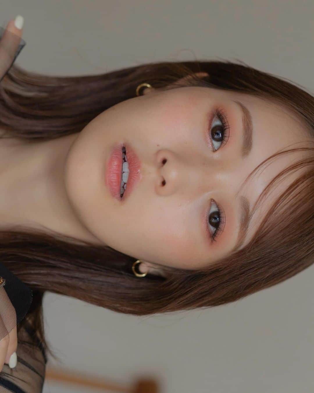 大木光のインスタグラム：「RMK 店舗限定・10月新作アイテムを 使用したメイクをご紹介🙋‍♂️！ —————— 使用アイテム —————— ■ シンクロマティック アイシャドウパレット EX-03 スイート テンパード  　ほどよい甘さのピンクからわずかに透けるスモーキーカラーが、やわらかくも強さを秘めた目もとを演出してくれる。  この配色は個人的にもかなり好みのカラーで定番化してほしいパレットです！  プロセス動画もまたアップします♪  ・10月11日（水）阪急阪神グループ店舗 数量限定発売 ・12月8日（金）RMK 公式オンラインショップ 数量限定発売  #メイク#アイシャドウ #アイメイク#アイライン#rmk#rmkアイシャドウ#秋メイク #ピンクメイク」