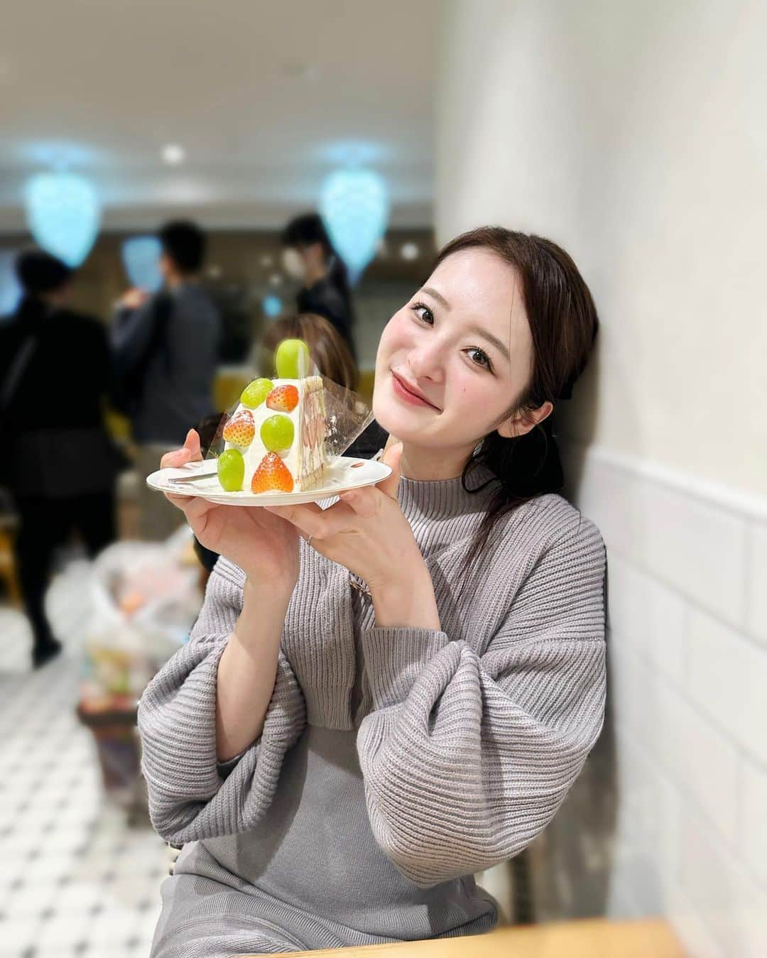 神谷明采さんのインスタグラム写真 - (神谷明采Instagram)「カフェ巡りDay🍰  果実園と大学の近くのカフェに行ってきたよ🍓 シャインマスカットのズコット美味しかった！  今日は寒いから上着必要で秋を感じた🧥  Mercury duoからいただいたワンピースが、リボンのクリップとめっちゃ合ってて最近のお気に入りコーデ🐈‍⬛  #mercuryduo #pr #japanesegirl #マーキュリーデュオ #映えワンピース #果実園 #果実園リーベル #ズコット #シャインマスカットケーキ #デートコーデ #ニットワンピース」10月9日 21時53分 - asa_kamiya