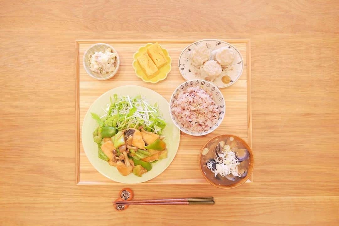のインスタグラム：「*** 今日のごはんでした。  サケの甘辛みそ焼き 水菜と大根のサラダ ポテトサラダ だし巻きたまご 551のしゅうまい シジミのおみそ汁 雑穀米ごはん  地元っ子がみんな大好きな お祭りが先日あって 最後には花火が上がるということで 幼馴染み達と遊びに行きました。 ちょこちょこ会ってはいたけれど 家族ぐるみは初めてでした。 終わる頃には満場一致で 定例会しよう！で解散。 変わったところと変わらないところ どっちもあって愛おしいね🎆  551のしゅうまいは 大阪に越してしまった子からのお土産。 豚まんもあるの嬉しいな♪」