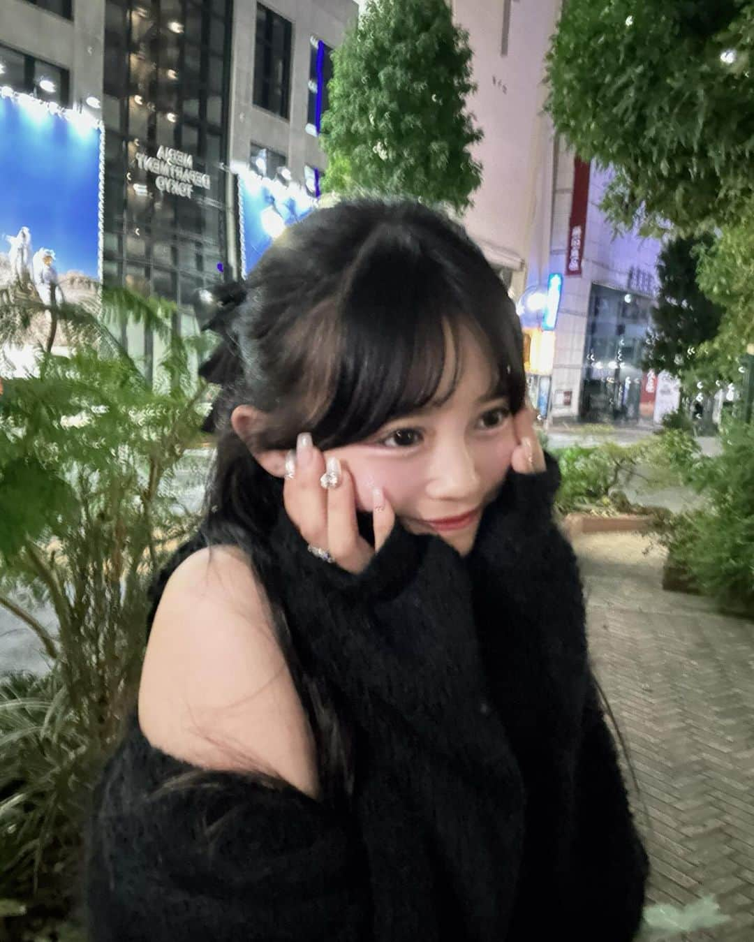 村川緋杏のインスタグラム：「🍂  なんだかめっちゃ寒くなってきたね🧚🏼  びびは秋のファッション 大好きだから本当に嬉しい🥺  毎日違う服きてるんだ〜💐  シャギー系大好きすぎて このカーディガンも白黒あるんだ〜🎀  秋のコーデ何が好き？🫶🏻」