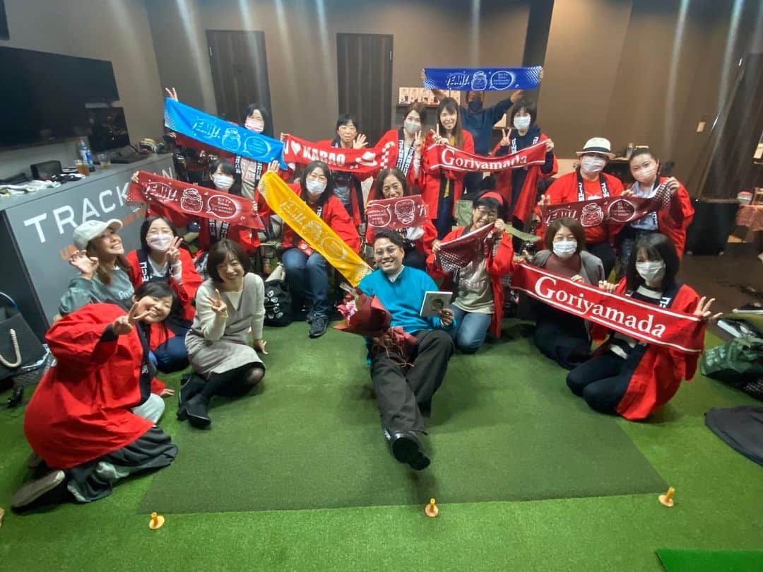 のインスタグラム：「本日の9th Anniversary Party🎉 無事に終了しました〜👏  とんでもなく素敵な濃密な時間でした… こんなに幸せな記念日があっていいのでしょうか？😭 9年分のありがとうを伝えに行った つもりが特大の愛が待っていました🥰  今までも、これからも僕は心底カバ男ファミリーのみんなと歩んでいきたい‼️」