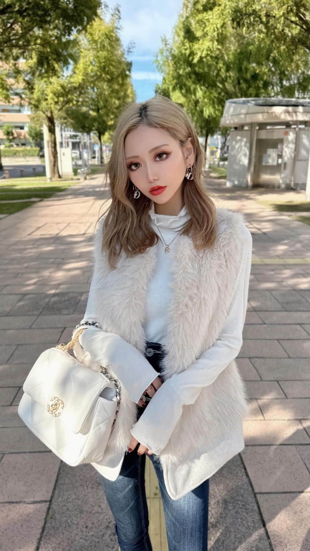 のインスタグラム：「. . . . 今年ゲットした 新しいファージャケットなんだけど 可愛すぎて無理🥺🤍🤍 . ファーふわふわだし高見えするし コーデもめちゃくちゃしやすい！🐏☁️ . @selectshop.brillant  ここでゲットしたよ♡ . . #ファーベスト#秋#秋コーデ#キレイめコーデ#ギャル#ギャルママ#pr」