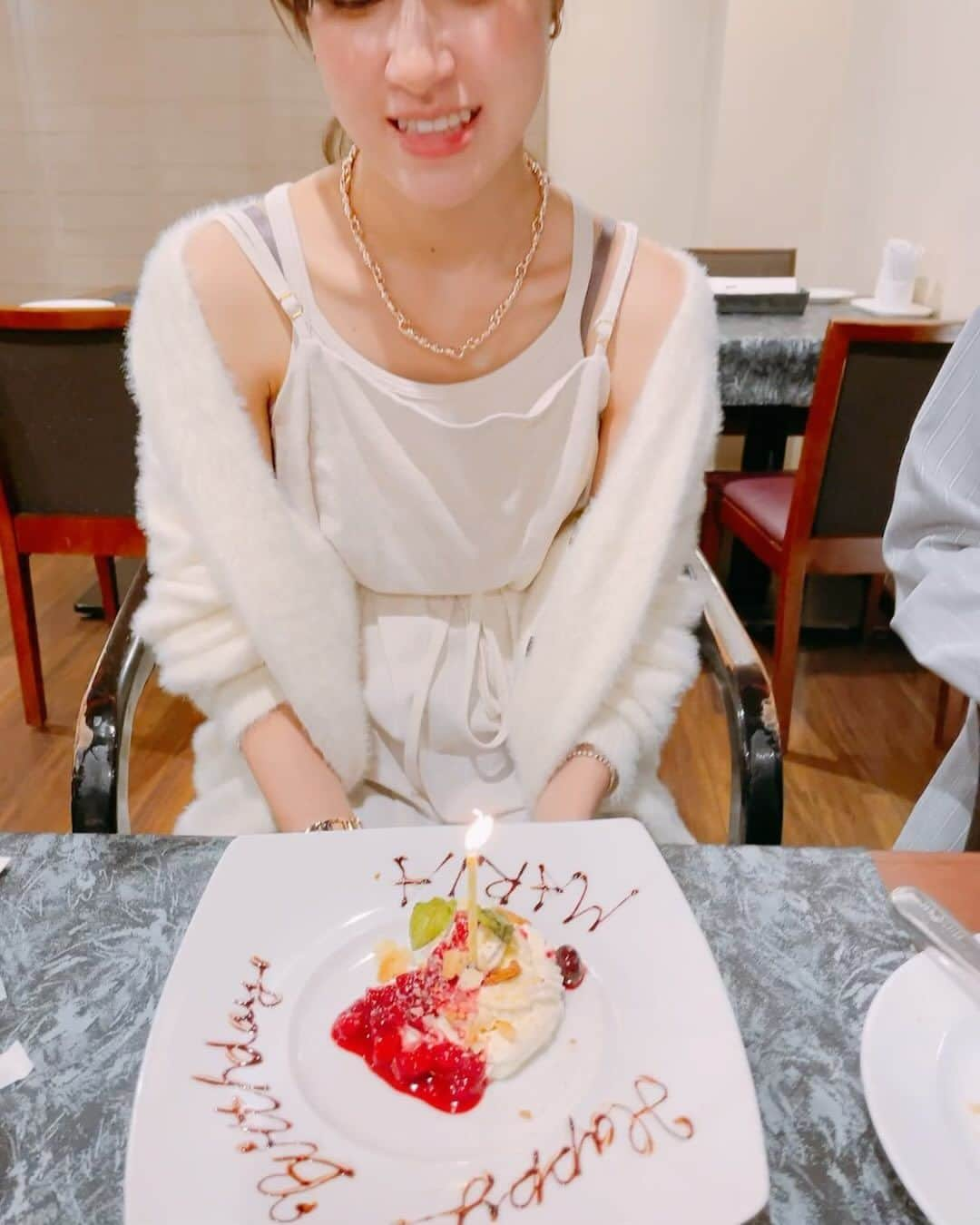 美乃杏花のインスタグラム：「☆ 2023年10月9日 愛娘20歳のお誕生日🎊 これで貴女も大人の仲間入り おめでとう〜🎉✨  先日、家族でやった前祝いの動画と、今日実家で撮った動画、そして20年間の成長の写真です。  3日かかって産んだあの日から、20年も経ったなんて信じられない‼️😳‼️  今は、お友達にも恵まれ毎日楽しく大学生活を送っているご様子◎ 親としては、健康でいてくれて、楽しく過ごしてくれていたら、それが何より嬉しいのです。  娘と携わって下さっている皆様に感謝です🙏💕  これからも娘をどうぞ宜しくお願い致します❤️❤️  #愛娘 #お誕生日 #10月9日 #お誕生日おめでとう #20歳 #思い出写真」