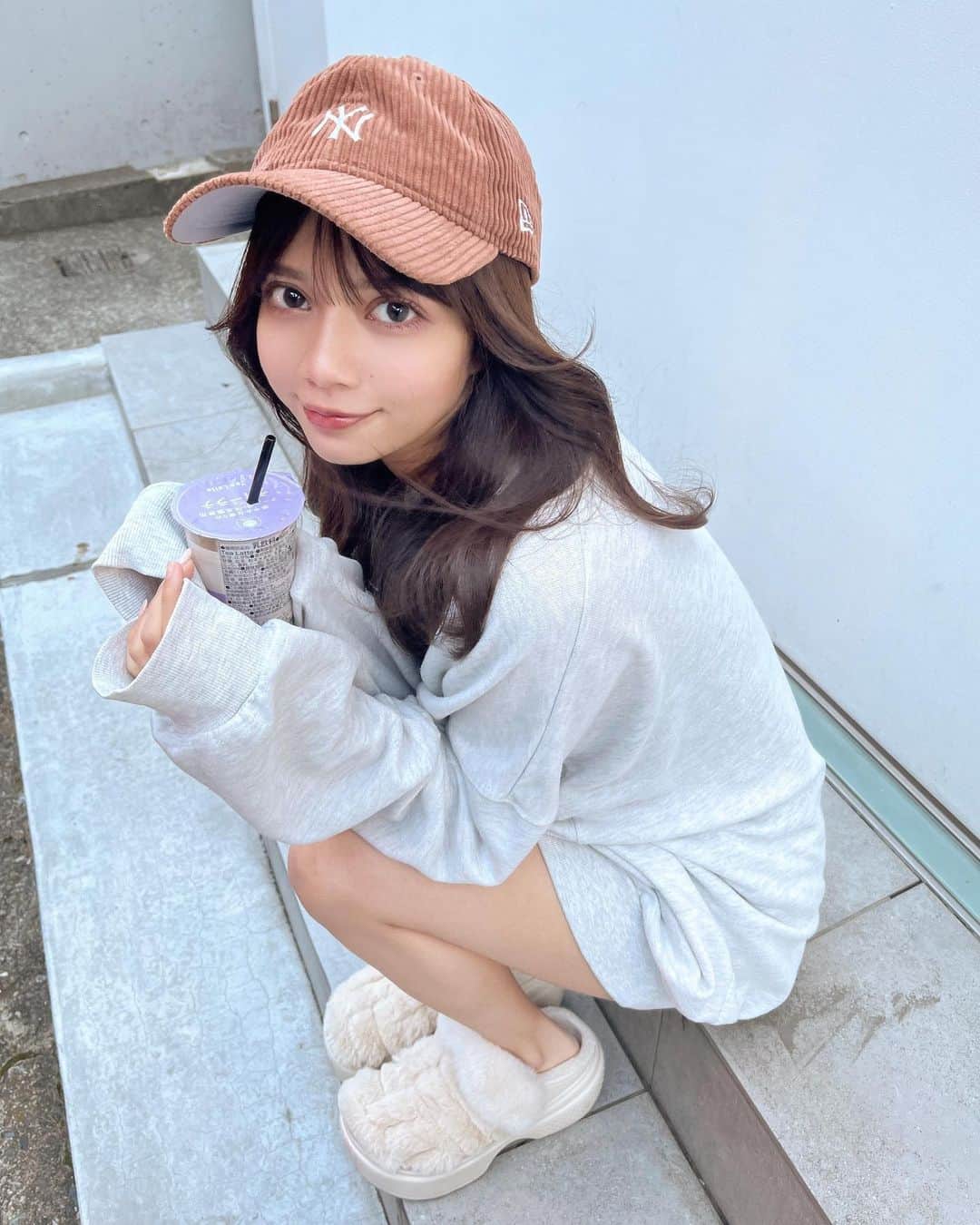 南なつのインスタグラム：「みんなのスタバカスタム教えて！🍊  私はゆずシトラスティーにパッションティー追加の果肉多め  #スタバカスタム #スウェットコーデ #キャップ女子 #キャップコーデ #クロックス #パーカーコーデ」