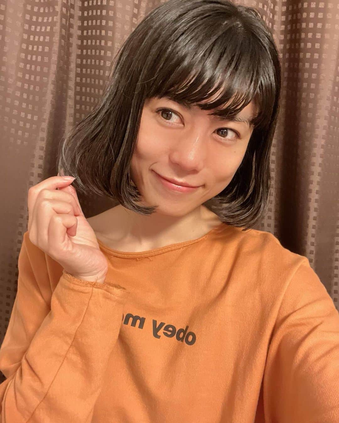 のインスタグラム：「今日は#内巻き にしてみたよ☺︎ 　 しかし寒い！早くも暖房に手を出してしまいました。 外出る時は厚着しすぎて流石にやり過ぎました（笑） 　 毎年こうやって寒くなってくると思うのが「あ～冬ってこれ以上に寒いんだ・・・」ということ。 もっと寒くなるなんて考えられない！！ #寒がり にとっては恐怖です😱 　 明日はもう少しあったかいみたいでホッとしてます♪」