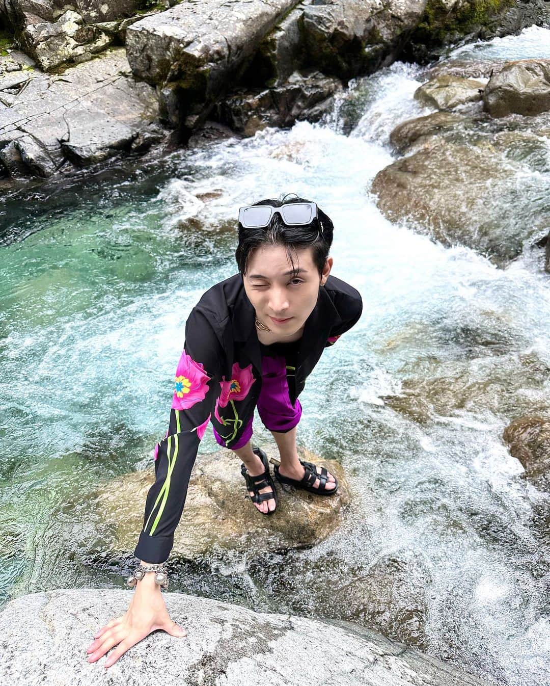 高橋龍之介のインスタグラム：「🏞️  ・友達から頂いたパンツ👖🟪 毎年お世話になっていて愛用してます 本当に上の服どんな服でも合う。 素晴らしい~✌︎☺︎✌︎  川だからせめてる洋服」