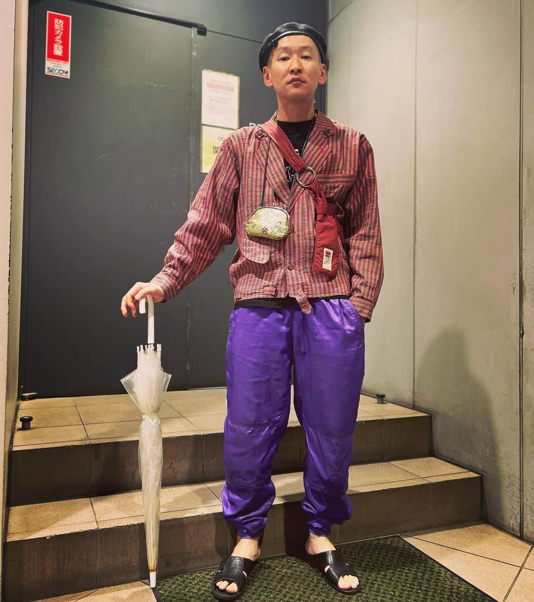 市川刺身さんのインスタグラム写真 - (市川刺身Instagram)「今日の服装。 渋谷でライブの日。  急速な寒さにたまげて鬼越さんのロンTに先日ハラノムシで購入した良すぎるジャケット。 雨の日大活躍のSSKのシャカシャカ。 福生で買った帽子に黒の便所サンダルで金のがま口とyorozuのバッグ。  渋谷でライブ終えて外出た時に雨に打ちひしがれて出た所で写真を撮りました。 明日も渋谷でライブです。 休まず進むよう頑張ろう。 渋谷ありがとう。  #今日着た服 #ファッション #古着 #渋谷 #なんかめっちゃ眠い」10月9日 22時07分 - soitsudoitsu