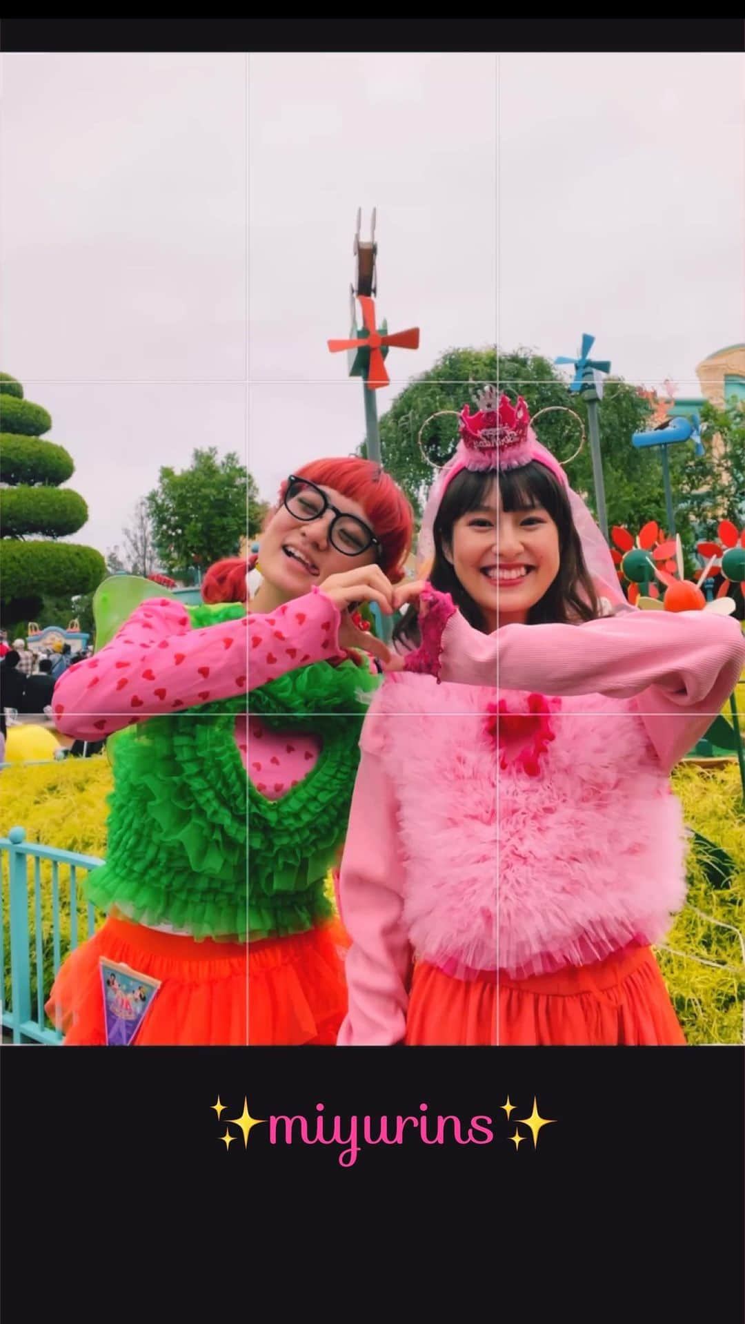 恒松祐里のインスタグラム：「✨💖🏰🎠💚✨ 誕生日ディズニーしてきた🎂✨ 海裕ちゃんが今年誕生日プレゼントでくれたのは…！ 手作りのハートチュールトップス👗とピンクバッグ💖 こんな素敵な服を自分で作れちゃうなんて我が親友天才✨  ハーモニーインカラーとスプブを最前で見て、スプラッシュマウンテン乗ってたら丁度花火も見れて🎆 風船とぬいぐるみを大人買いして、最高の一日でした☺️  これからも宜しくね💫 #miyurins ⋆ ⋆ tops&bag @mrs__g_g  skirt @mollygoddard  shoes @crocsjp #恒私服 🎂 @legojapan_official」