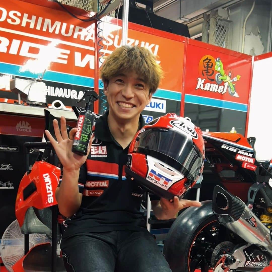 MOTUL Japanのインスタグラム：「【Motul My Helmet JSB1000 亀井雄大選手】 . ライダーやドライバーそれぞれのオリジナルデザインのヘルメット。 デザインにもこだわりやストーリーが詰まっています。 . 今回は全日本ロードレース選手権 JSB1000クラスにYOSHIMURA SUZUKI RIDEWINから参戦中の亀井雄大選手（ @marukame_motor_bike ）に自身のヘルメットをアピールしてもらいました。 . ヘルメットをクリーニングする際に使っているのはMotul MC CareシリーズのHelmet ＆ Visor Clean!!! 汚れを素早く落とし、拭きすじも残りにくいこの製品、皆さんもぜひ使ってみてください。 . 選手たちもこの製品を使っています。 . @yoshimura_suzuki_ridewin  @yoshimura_japan_official  @motul  #Motul #MOTULJapan #PoweredByMotul #YOSHIMURASUZUKIRIDEWIN  #YOSHIMURAJAPAN #YOSHIMURA #亀井雄大 選手 #MotulMyHelmet #JRR #JSB1000」