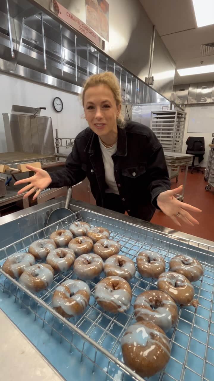 ダンキンドーナツのインスタグラム：「@ilizas is playing the @tdgarden Friday 10/13, so we brought her to do the most Boston thing imaginable…making donuts at Dunkin’」