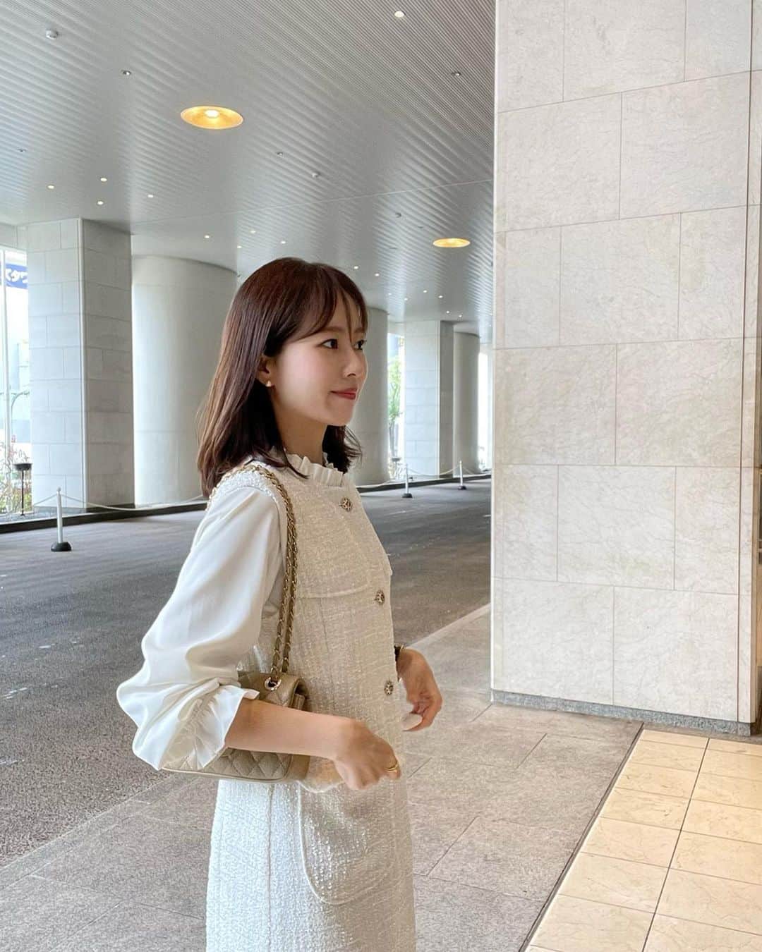 ハンナミのインスタグラム：「🌧️だったから 内巻きにしたけど、外出て5分で巻き取れてしまって悲しい 🥲  昨日は初めてのインスタライブ たのしかった〜 ♩(多分ずっと笑ってたね、笑)   jacket, blouse #eneu sneaker #eneu pants #blenheim」