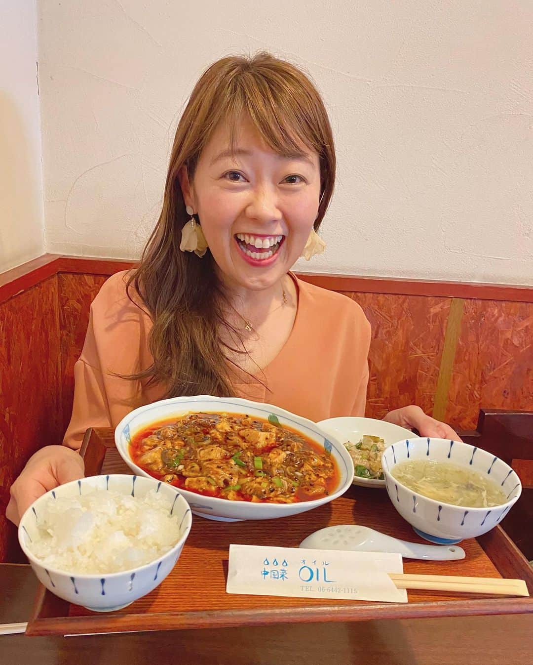 滝香織のインスタグラム：「. . 大阪旅で訪れた#中国菜オイル #麻婆豆腐 が美味しいと有名らしく、店の前に10人以上行列が！  ランチ完売直前に、ギリギリ行列に並んで入れました😆 自家製四川ラー油を使用したという麻婆豆腐 いい具合に痺れる辛さで、挽き肉の旨味と相まって美味しい😋 並んだ甲斐がありました😆  ほとんどの人が麻婆豆腐頼んでたけど、チャーハンも美味しかったよ。  #中国菜oil #大阪福島 #大阪市福島区 #大阪福島グルメ #大阪グルメ #大阪中華 #チャーハン #アナウンサー #女子アナ」