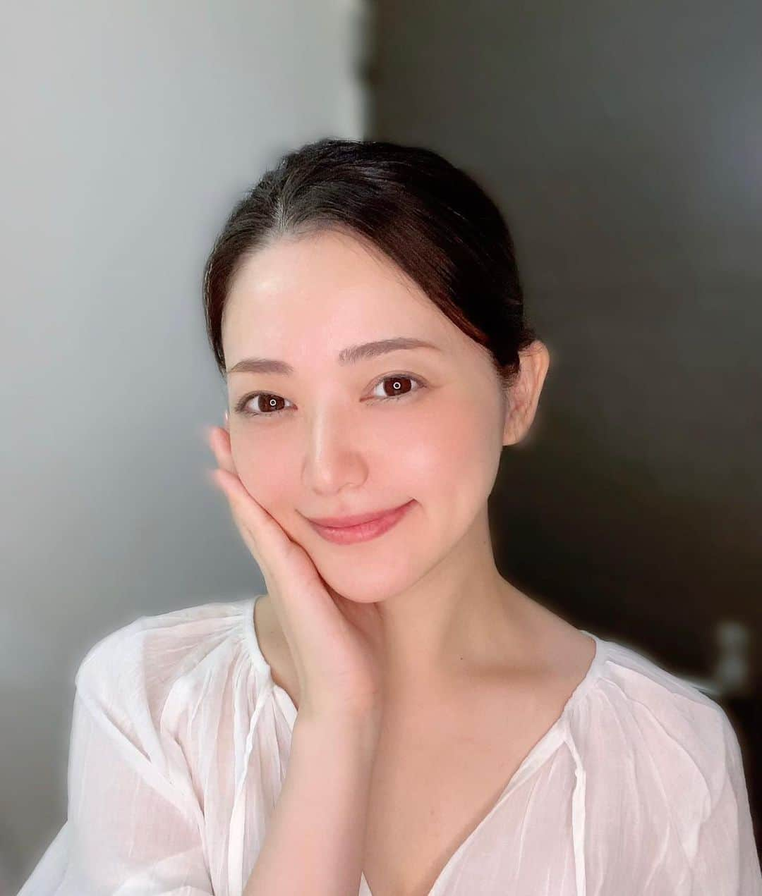 山口愛実さんのインスタグラム写真 - (山口愛実Instagram)「夏の間の紫外線ダメージそろそろ肌に出てきてませんか  チェルラーホワイトはそんな紫外線からのダメージを有効成分のトラネキサム酸配合でメラニンの生成を抑えてこれから出て来る隠れシミにもアプローチしてくれるんです。  卵殻膜エキス配合だから潤って美白だけではなく美肌にも！  夏のダメージ今のうちにチェルラーホワイトでスッキリケアを✨✨  #PR #美容 #美肌 #スキンケア #美容成分 #チェルラーホワイト #アラサー美容#アラフォー美容 #すっぴん　#素肌」10月9日 22時04分 - manami_0331