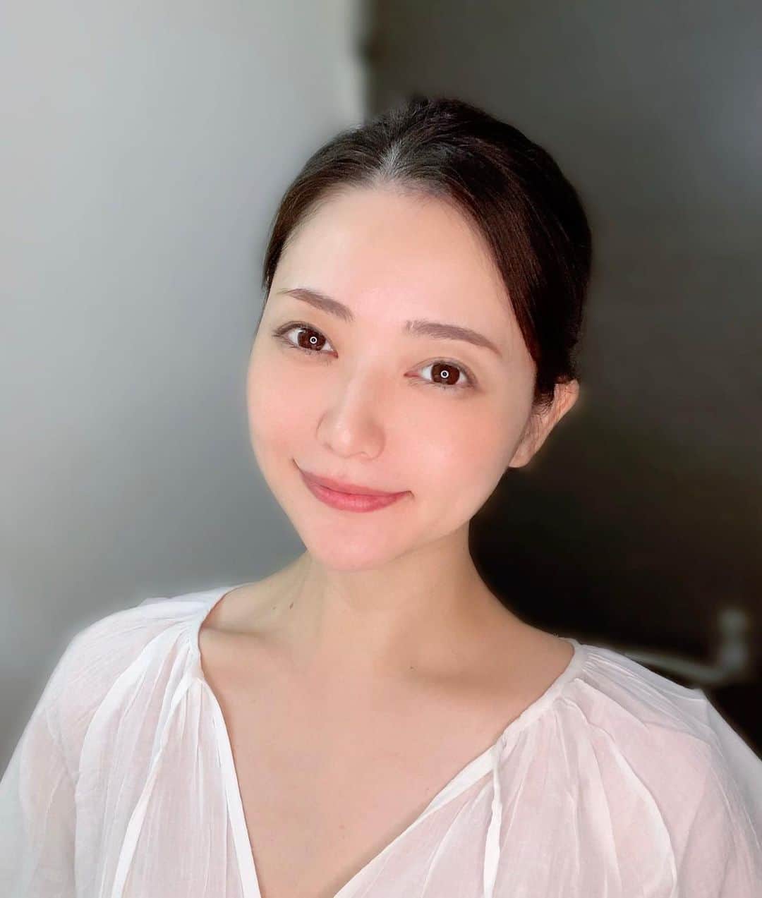 山口愛実のインスタグラム：「夏の間の紫外線ダメージそろそろ肌に出てきてませんか  チェルラーホワイトはそんな紫外線からのダメージを有効成分のトラネキサム酸配合でメラニンの生成を抑えてこれから出て来る隠れシミにもアプローチしてくれるんです。  卵殻膜エキス配合だから潤って美白だけではなく美肌にも！  夏のダメージ今のうちにチェルラーホワイトでスッキリケアを✨✨  #PR #美容 #美肌 #スキンケア #美容成分 #チェルラーホワイト #アラサー美容#アラフォー美容 #すっぴん　#素肌」