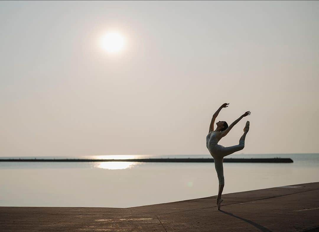 ballerina projectのインスタグラム：「Sunrise in Chicago with 𝐁𝐚𝐬𝐢𝐚 𝐑𝐡𝐨𝐝𝐞𝐧. 🌅  @basia.rhoden #basiarhoden #ballerinaproject #chicago #sunrise #ballerina #ballet #dance #lakemichigan   Ballerina Project 𝗹𝗮𝗿𝗴𝗲 𝗳𝗼𝗿𝗺𝗮𝘁 𝗹𝗶𝗺𝗶𝘁𝗲𝗱 𝗲𝗱𝘁𝗶𝗼𝗻 𝗽𝗿𝗶𝗻𝘁𝘀 and 𝗜𝗻𝘀𝘁𝗮𝘅 𝗰𝗼𝗹𝗹𝗲𝗰𝘁𝗶𝗼𝗻𝘀 on sale in our Etsy store. Link is located in our bio.  𝙎𝙪𝙗𝙨𝙘𝙧𝙞𝙗𝙚 to the 𝐁𝐚𝐥𝐥𝐞𝐫𝐢𝐧𝐚 𝐏𝐫𝐨𝐣𝐞𝐜𝐭 on Instagram to have access to exclusive and never seen before content. 🩰」